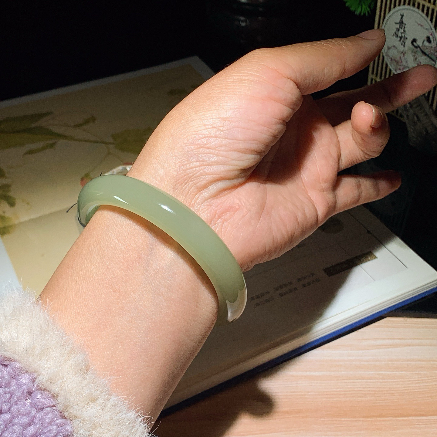 57圈口 和田玉清水手镯 57圈口条宽12厚9重49.8克！玉质细腻油润。手推出油。佩戴高端典雅。lt260401