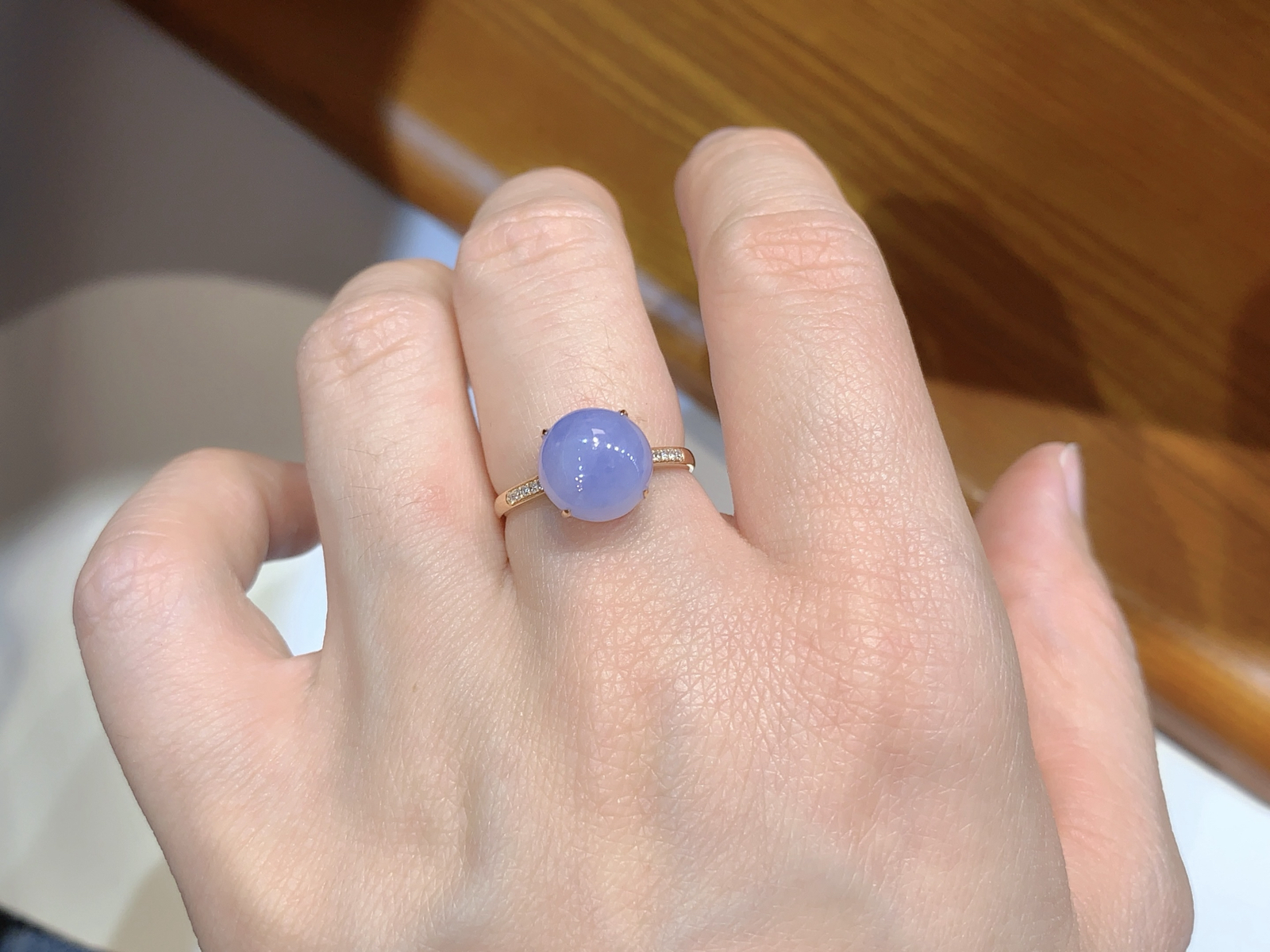 温柔紫翡蛋面戒指 
浓紫温润，白钻点缀 气质绝了～