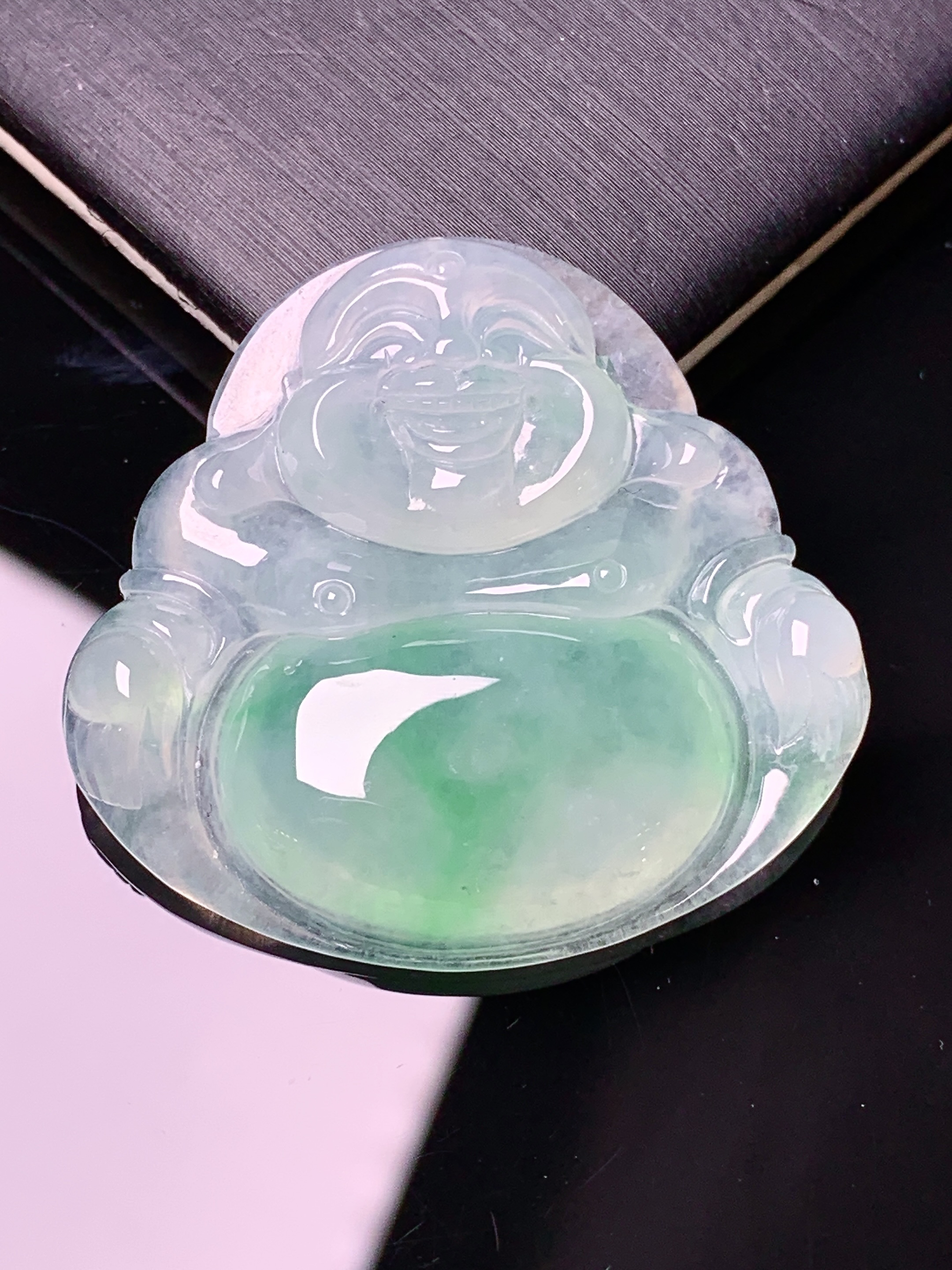 冰种飘绿佛公吊坠 玉质细腻 色泽艳丽清新 水润亮眼 整体尺寸33.2*35.6*6.2x1