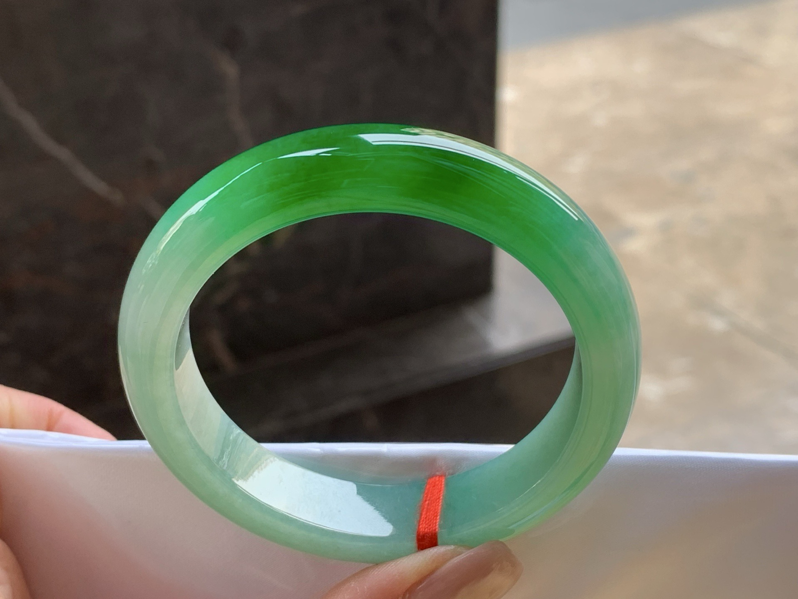 辣绿手镯
颜色漂亮 55.7/13/8.7mm