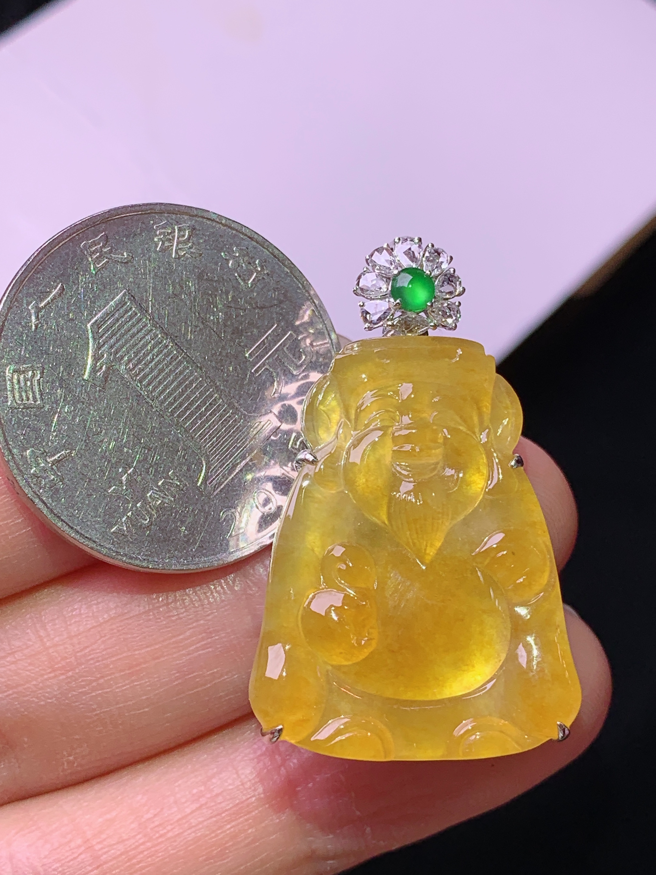 18k金钻镶嵌黄翡财神吊坠 玉质细腻 色泽艳丽清新 水润亮眼 整体尺寸35*21.3*7.2g2