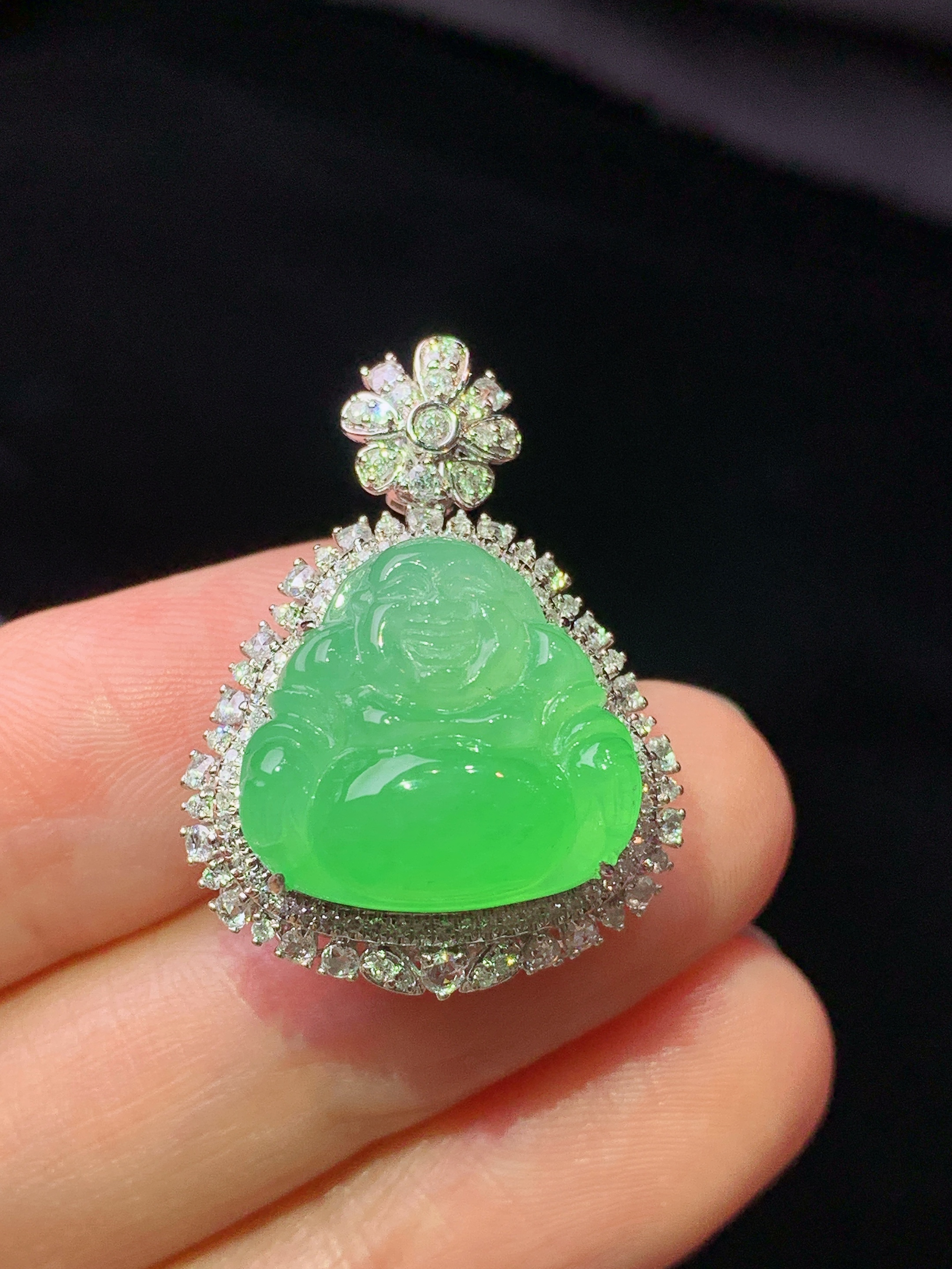 18k金钻镶嵌翠绿佛公吊坠 玉质细腻 色泽艳丽清新 水润亮眼 整体尺寸27.8*20.6*13.5k1