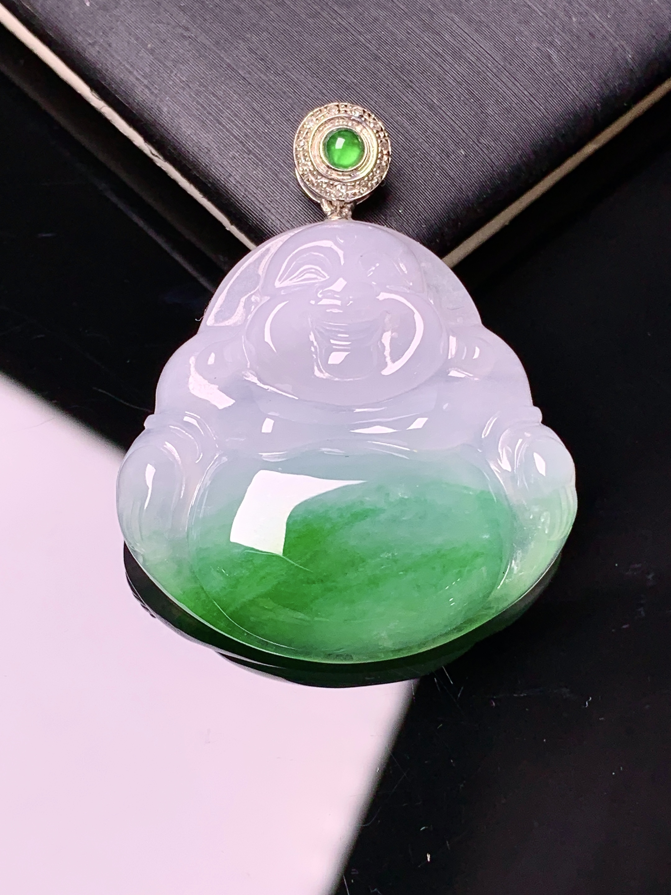 18k金钻镶嵌飘绿佛公吊坠 玉质细腻 色泽艳丽清新 水润亮眼 整体尺寸34.7*28.2*6x1