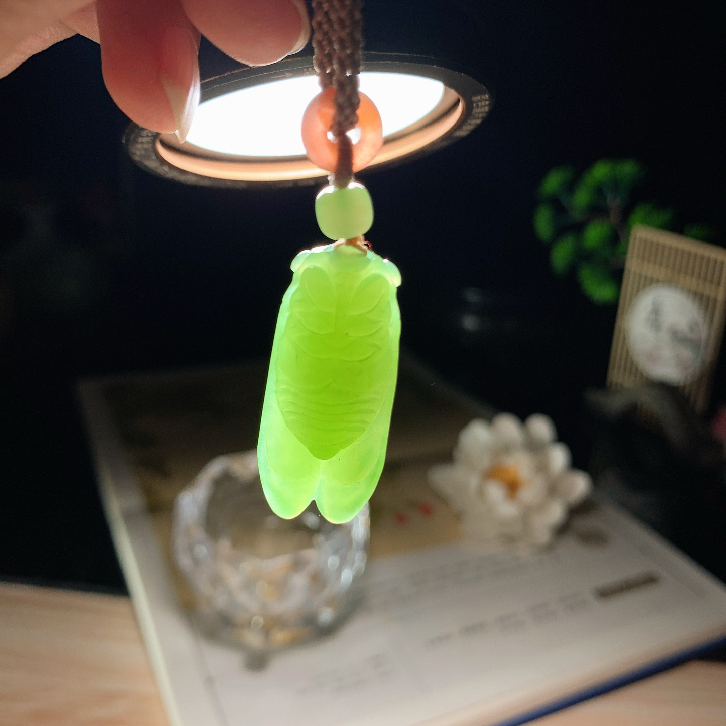 和田玉阳绿俄罗斯碧玉一鸣惊人挂件。尺寸34/15/10重10克 玉质细腻油润。手推出油。品相大气 lt260401