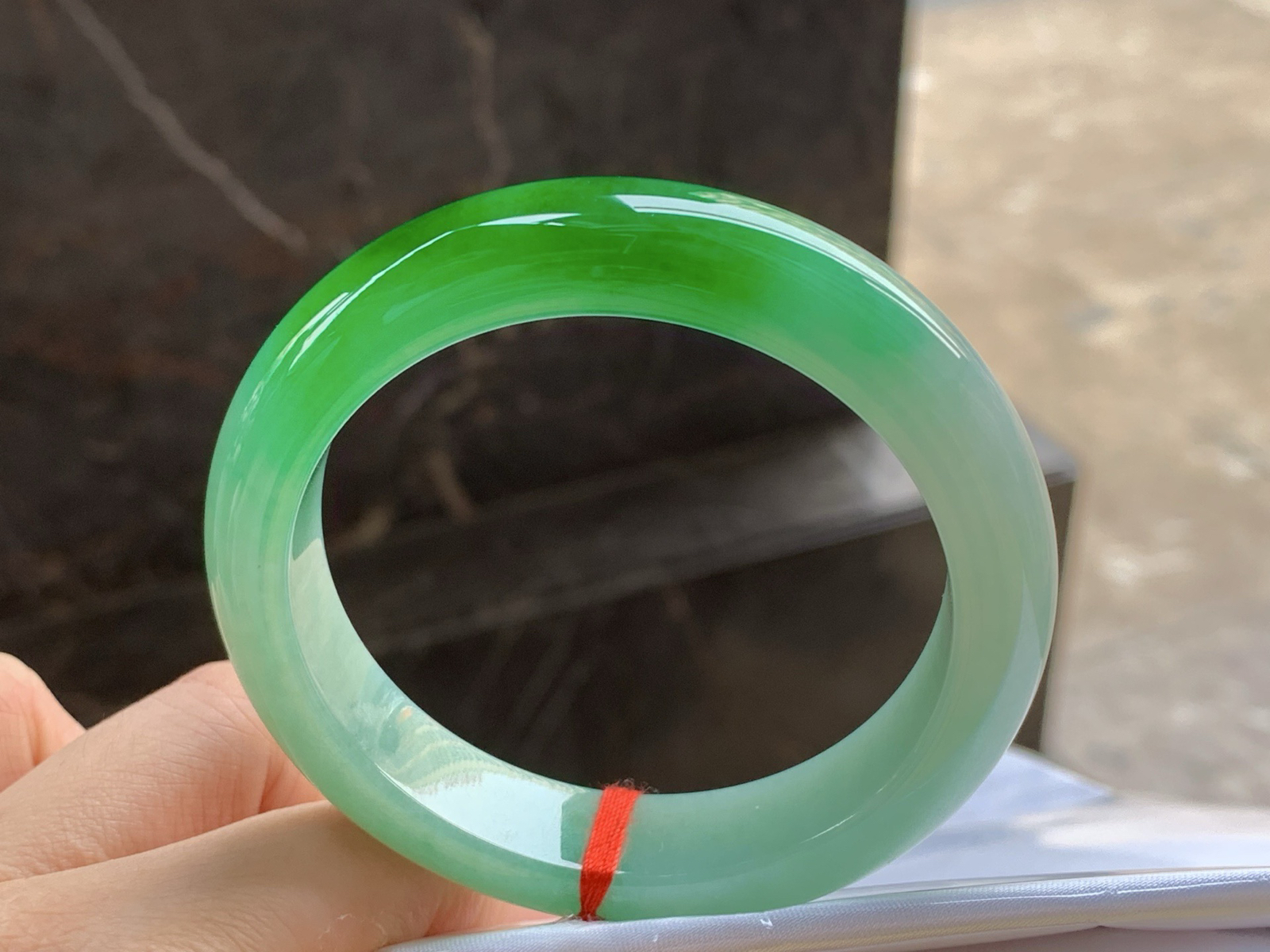 辣绿手镯
颜色漂亮 55.7/13/8.7mm