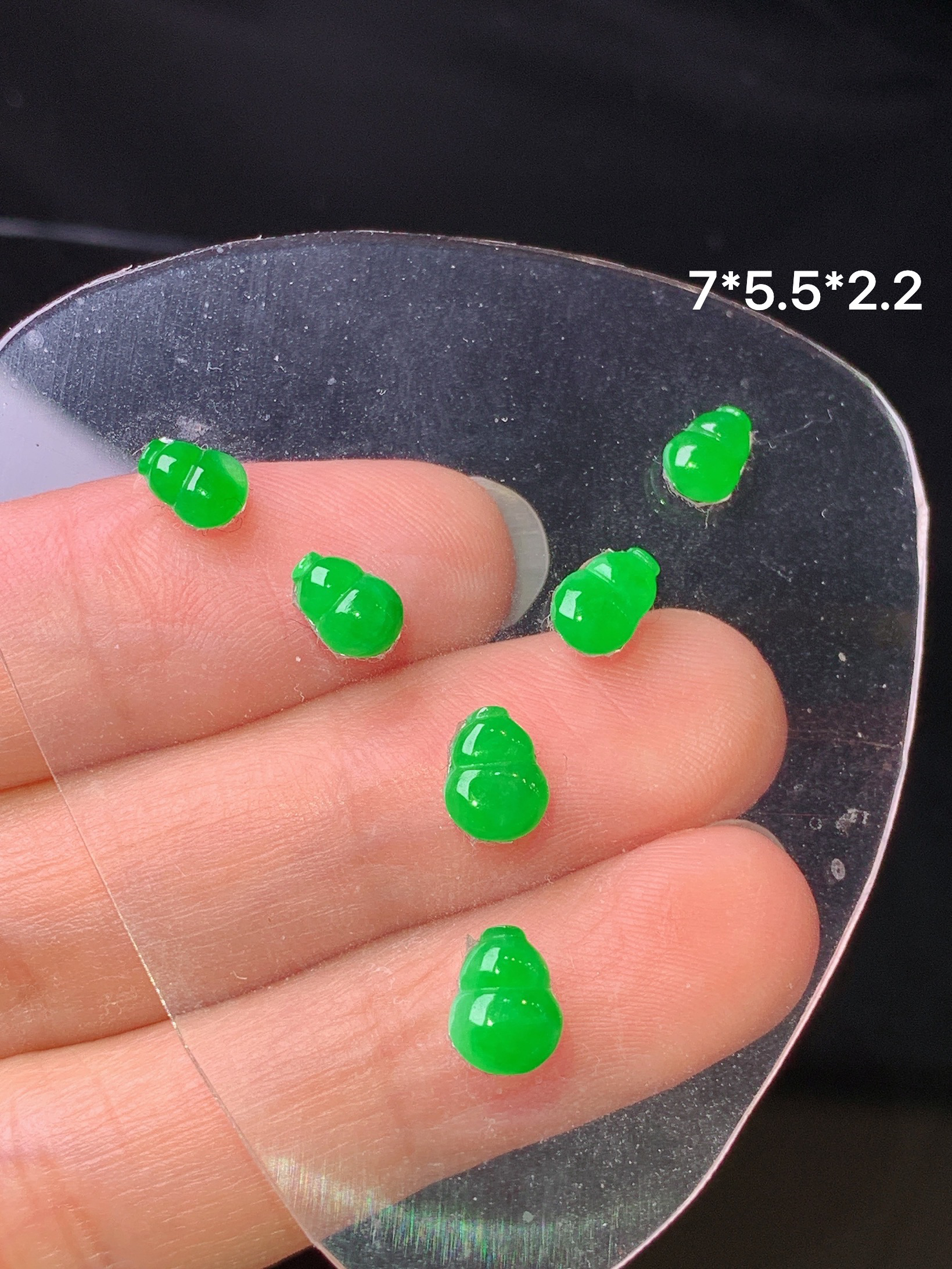 镶嵌款 满绿葫芦一手 玉质细腻 色泽艳丽清新 水润亮眼 整体尺寸7*5.5*2.2*2x