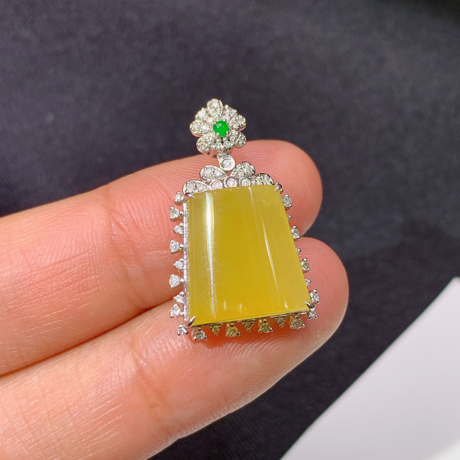 冰黄翡无事牌吊坠，18k金镶嵌，冰透水润，颜色鲜艳，M002 尺寸23.8*14.8*7.3