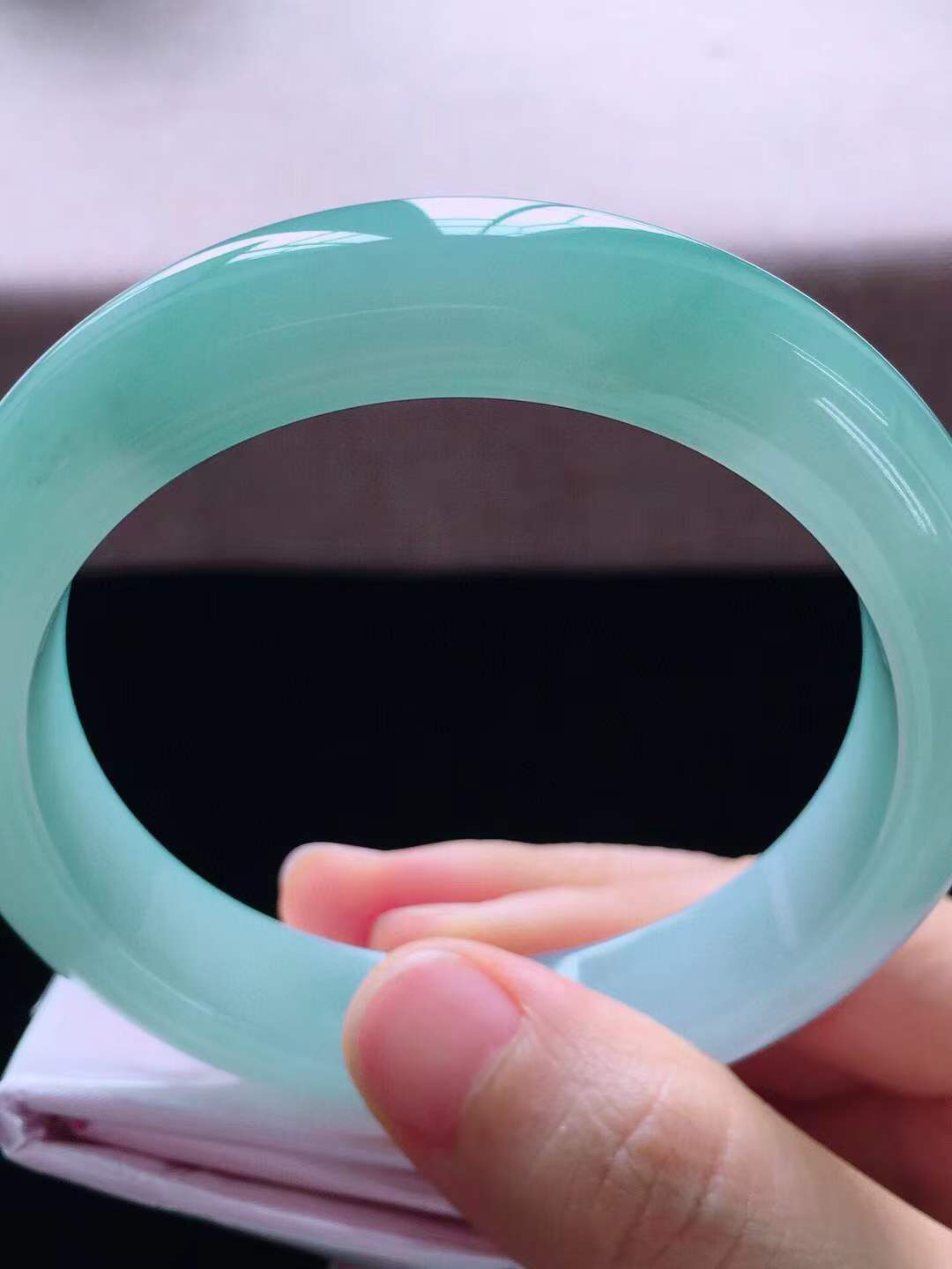 【翡翠名称】老种冰蓝绿58.3正圈口手镯
【翡翠尺寸】58.3*12.8*9mm适合57-59.5正圈口佩戴
【翡翠描述】宝贝种老水足，玉质细腻，色泽靓丽，性价比高，佩戴效果好！
【其它赠送】权威证书/精美挂绳盒子/支持全国复检