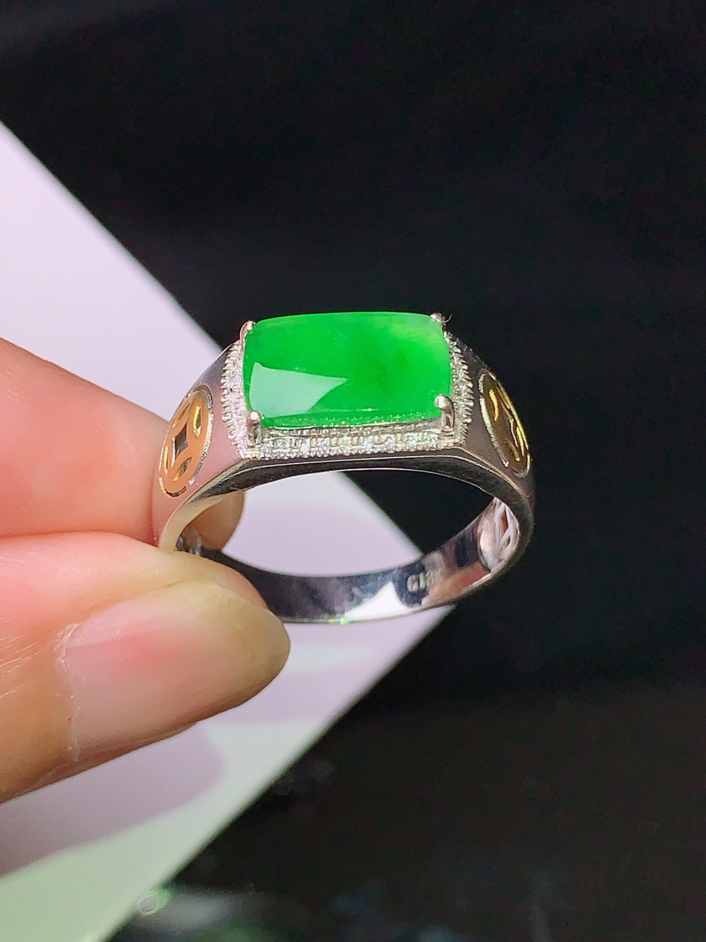 18k金钻镶嵌翠绿马鞍戒指 玉质细腻 色泽清新艳丽 圈口18.5 裸石尺寸6*10.2*2yz