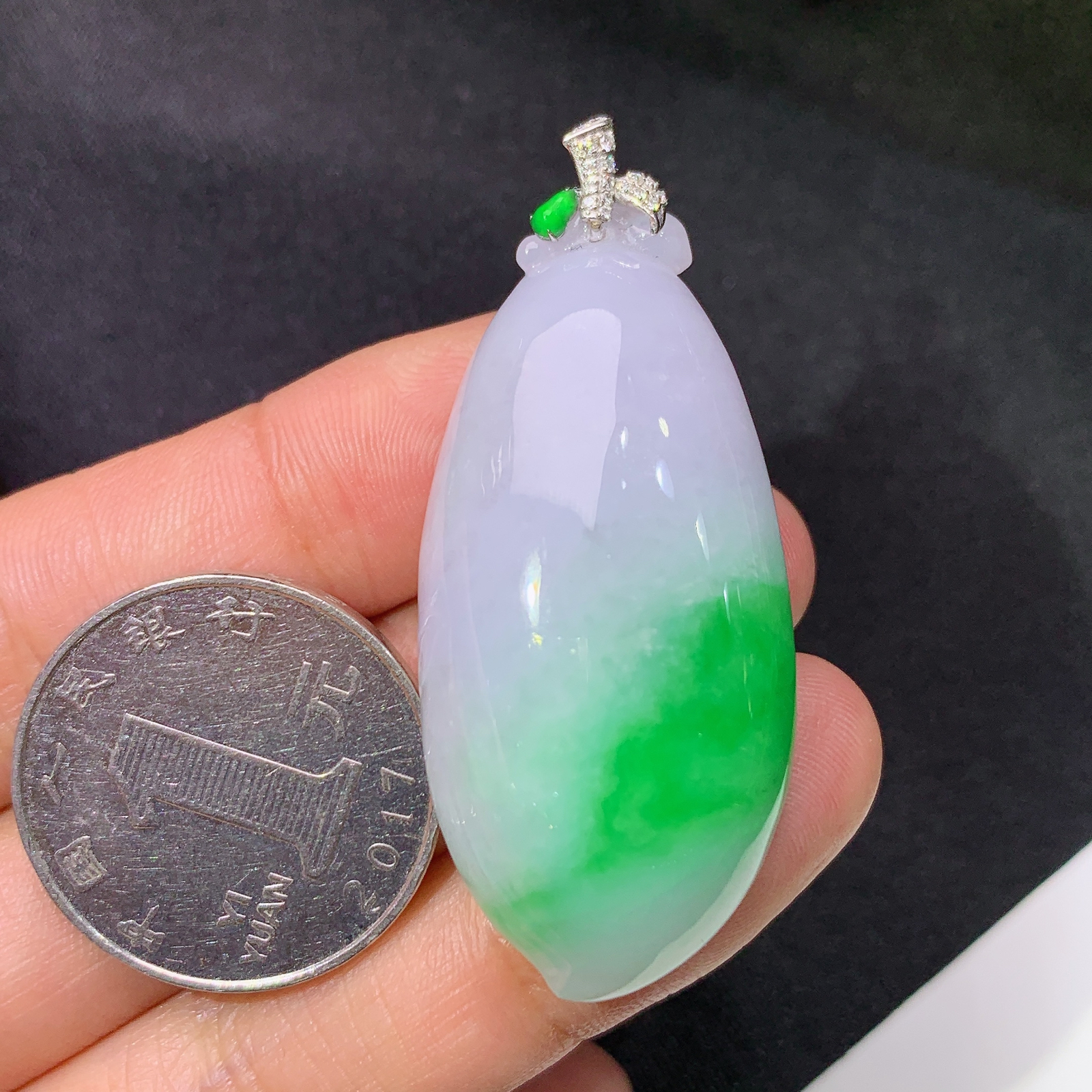 冰飘绿福瓜吊坠，18k金镶嵌，冰润细腻，色阳，种水足，Xky 尺寸48.9*20.5*11.5
