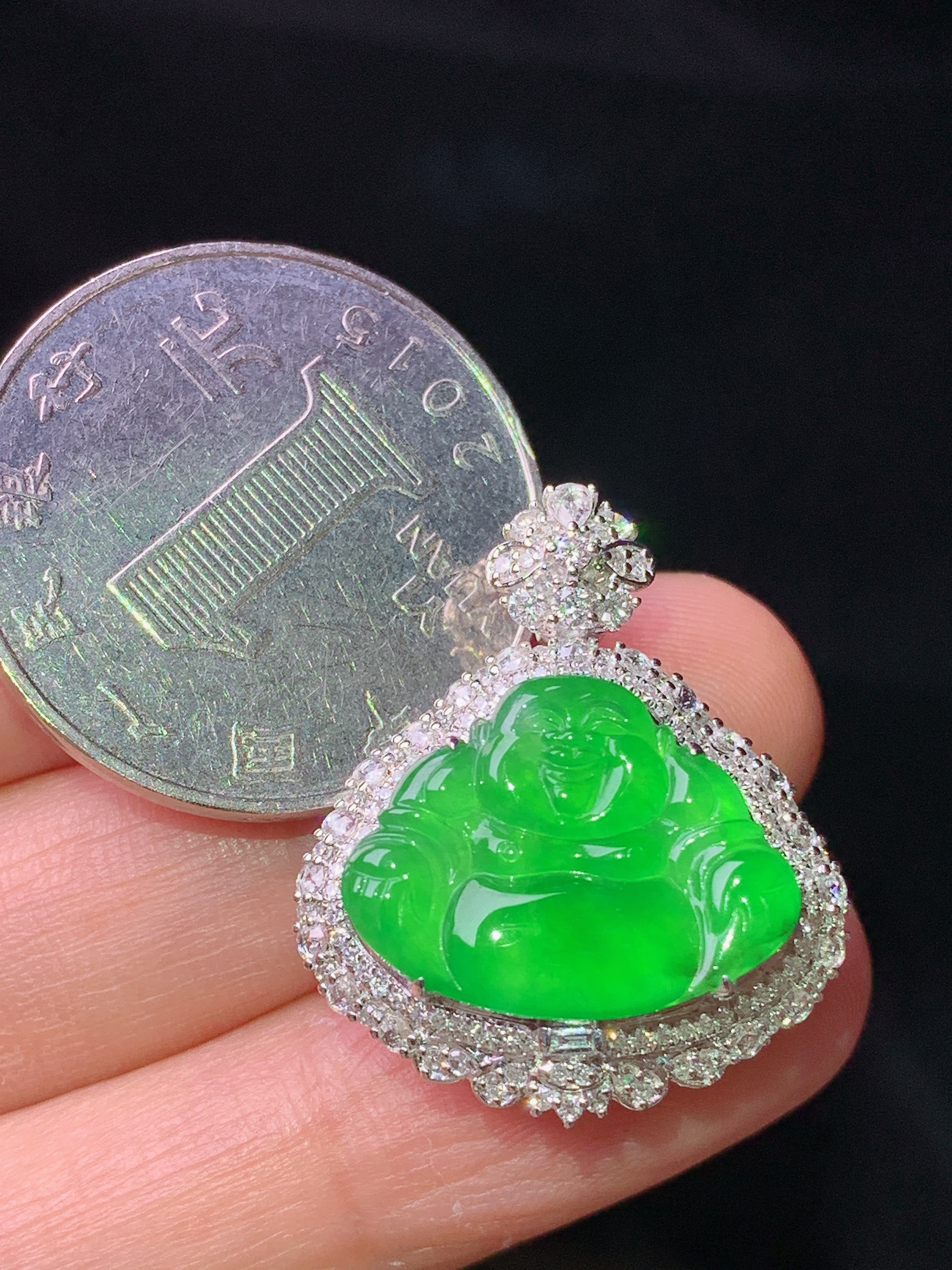 18k金钻镶嵌满绿佛公吊坠 玉质细腻 色泽艳丽清新 水润亮眼 整体尺寸26*22*9.8g2