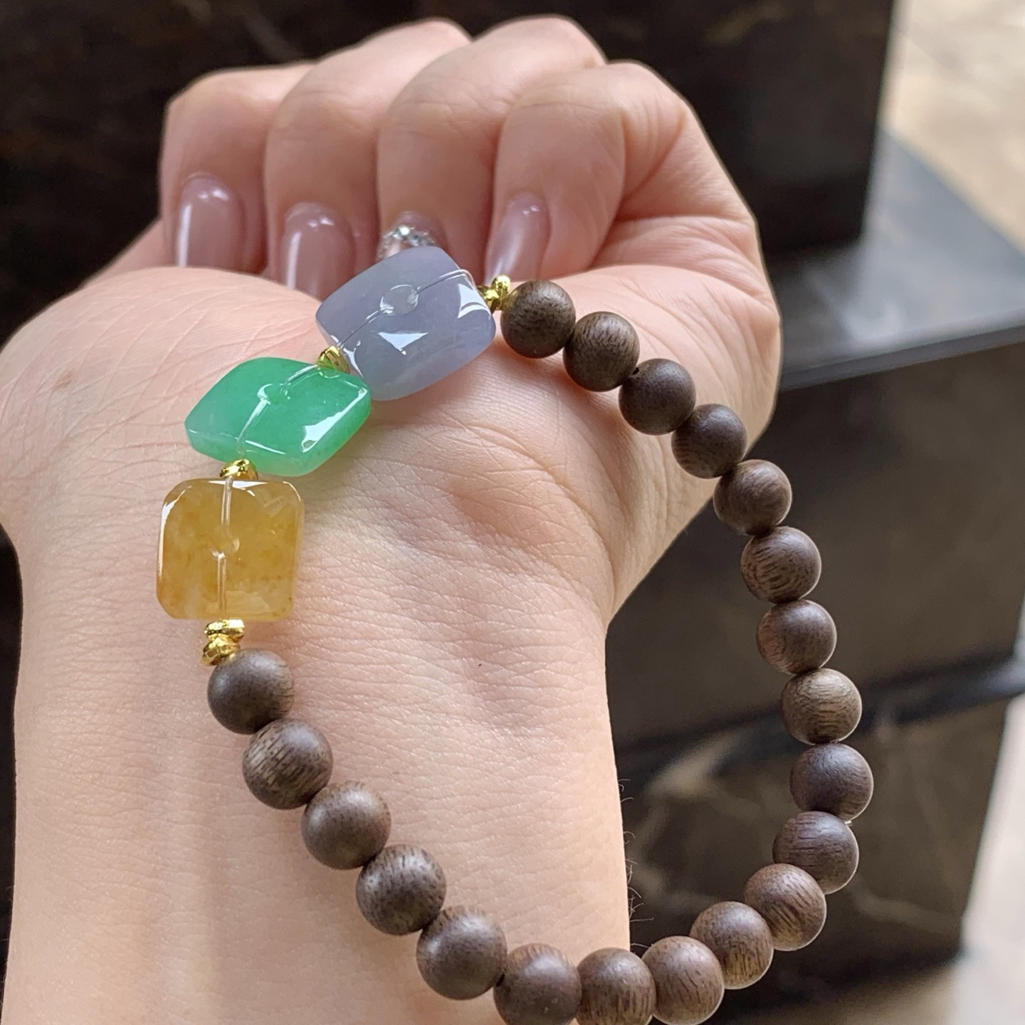 三彩方扣手串
颜色漂亮 搭配沉香木