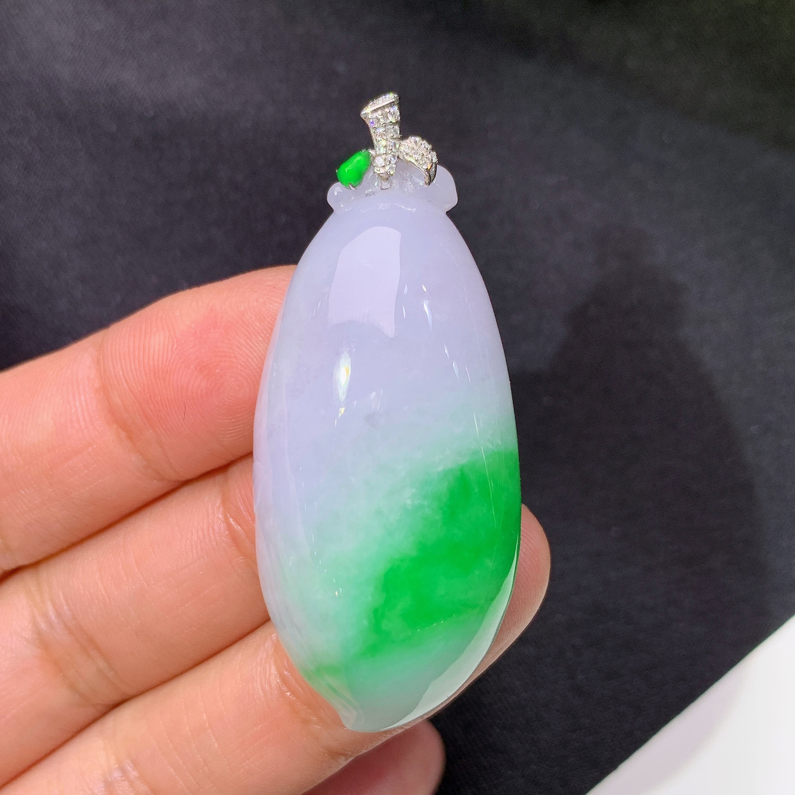 冰飘绿福瓜吊坠，18k金镶嵌，冰润细腻，色阳，种水足，Xky 尺寸48.9*20.5*11.5