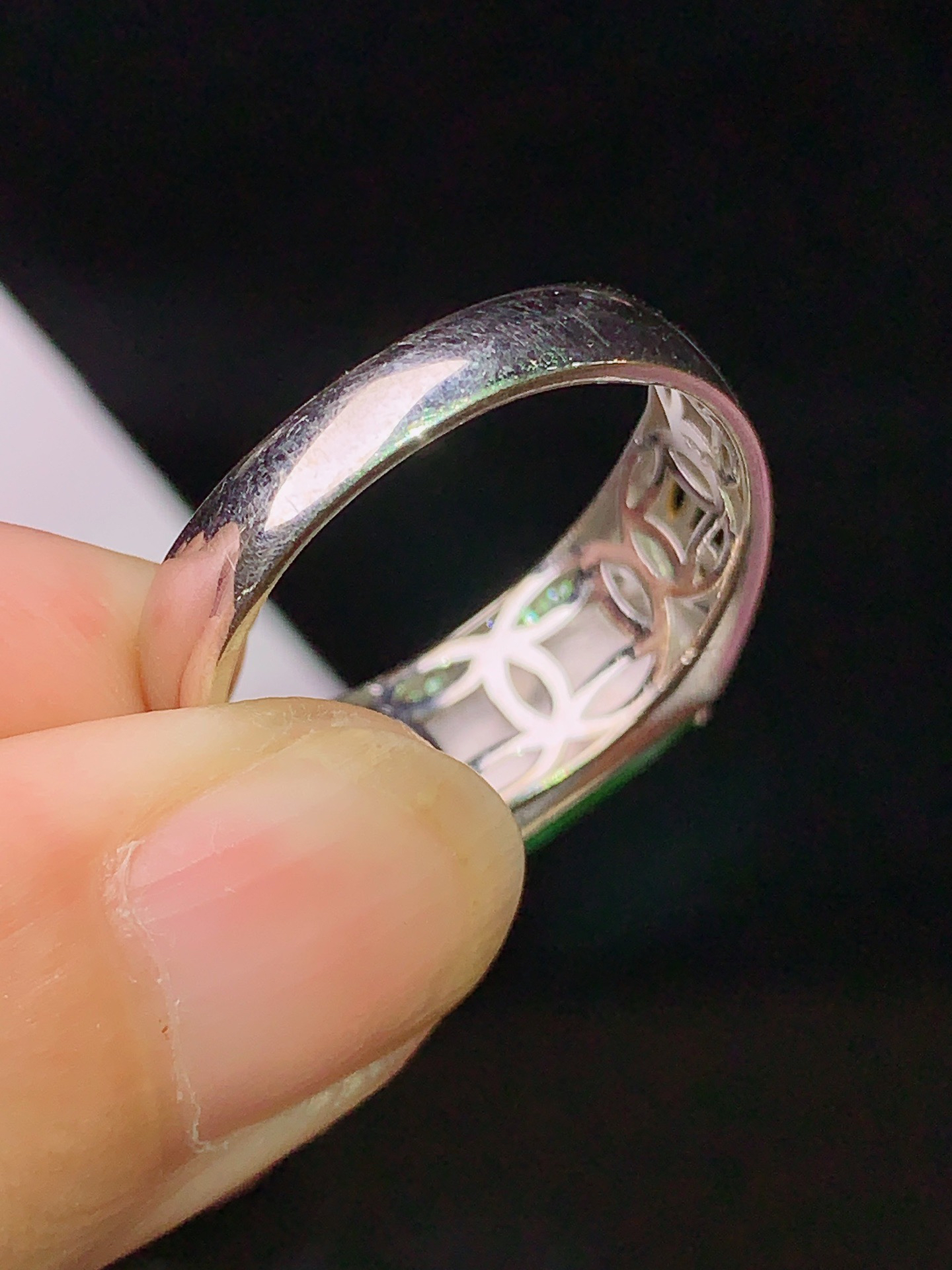 18k金钻镶嵌翠绿马鞍戒指 玉质细腻 色泽清新艳丽 圈口18.5 裸石尺寸6*10.2*2yz