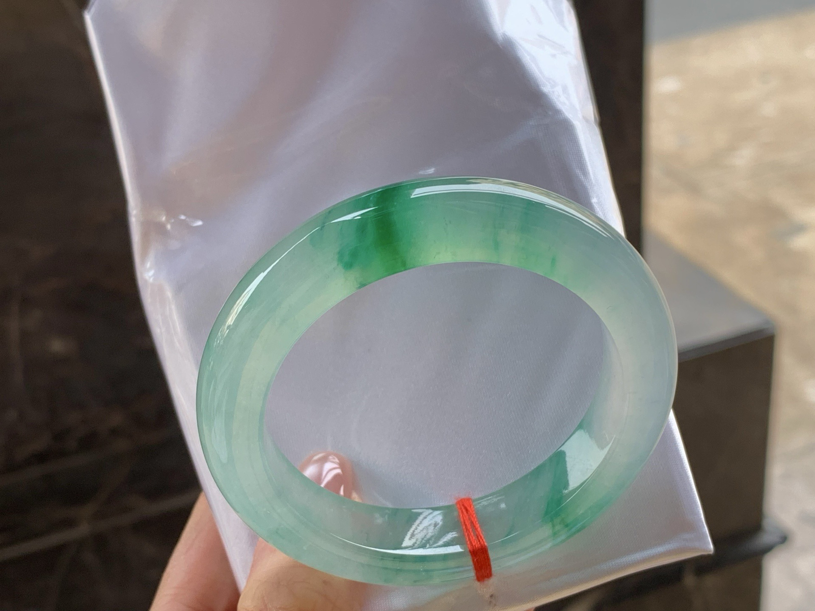 冰种色花手镯
种老水足 53.7/12.6/9.7mm