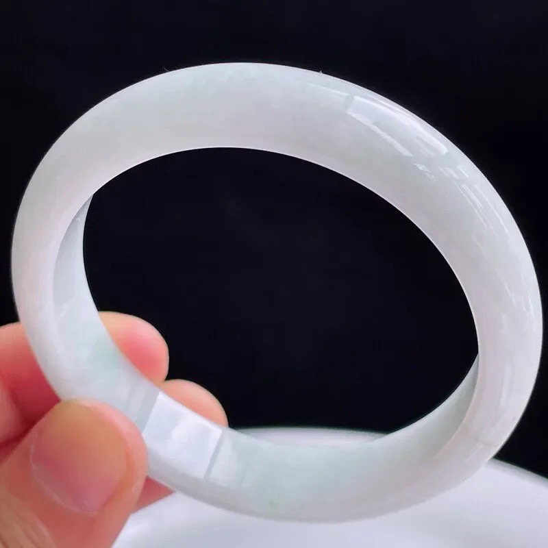 自然光拍摄天然翡翠A货好种水54mm正圈手镯 45.64克