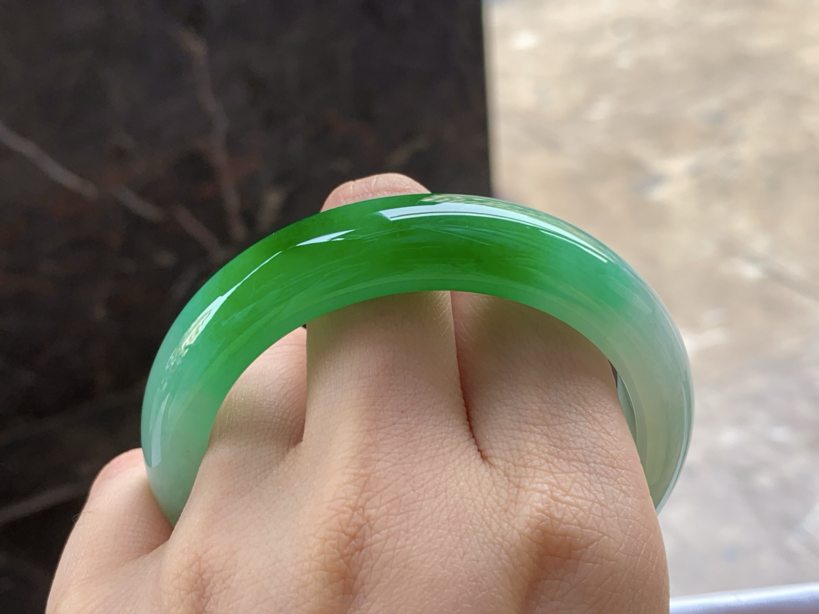 辣绿手镯
颜色漂亮 55.7/13/8.7mm