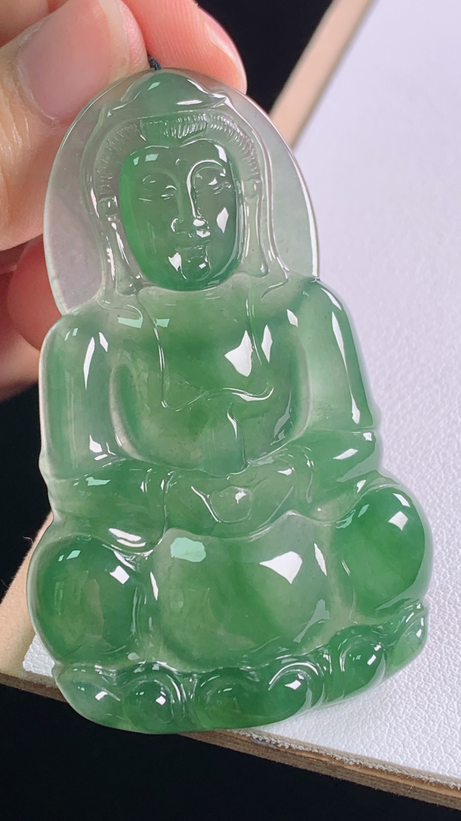 冰晴观音
种色俱佳，水润细腻
尺寸:61.7-38.6-6.1mm