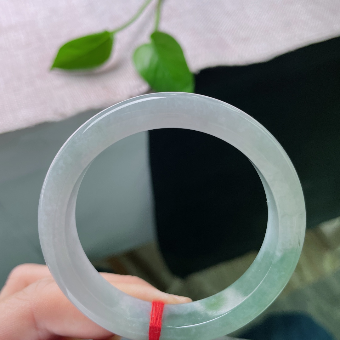 52.7/12/8半山水正圈，水润细腻，半山水有相逢，意境感，贵气。一点皮纹，ss50318a