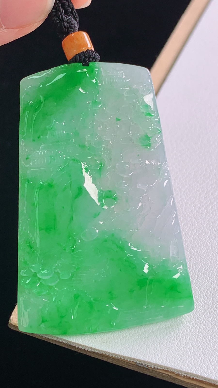 阳绿山水牌
色泽艳丽，雕工精湛，
尺寸:61.5-54.7-36.4-5.2mm