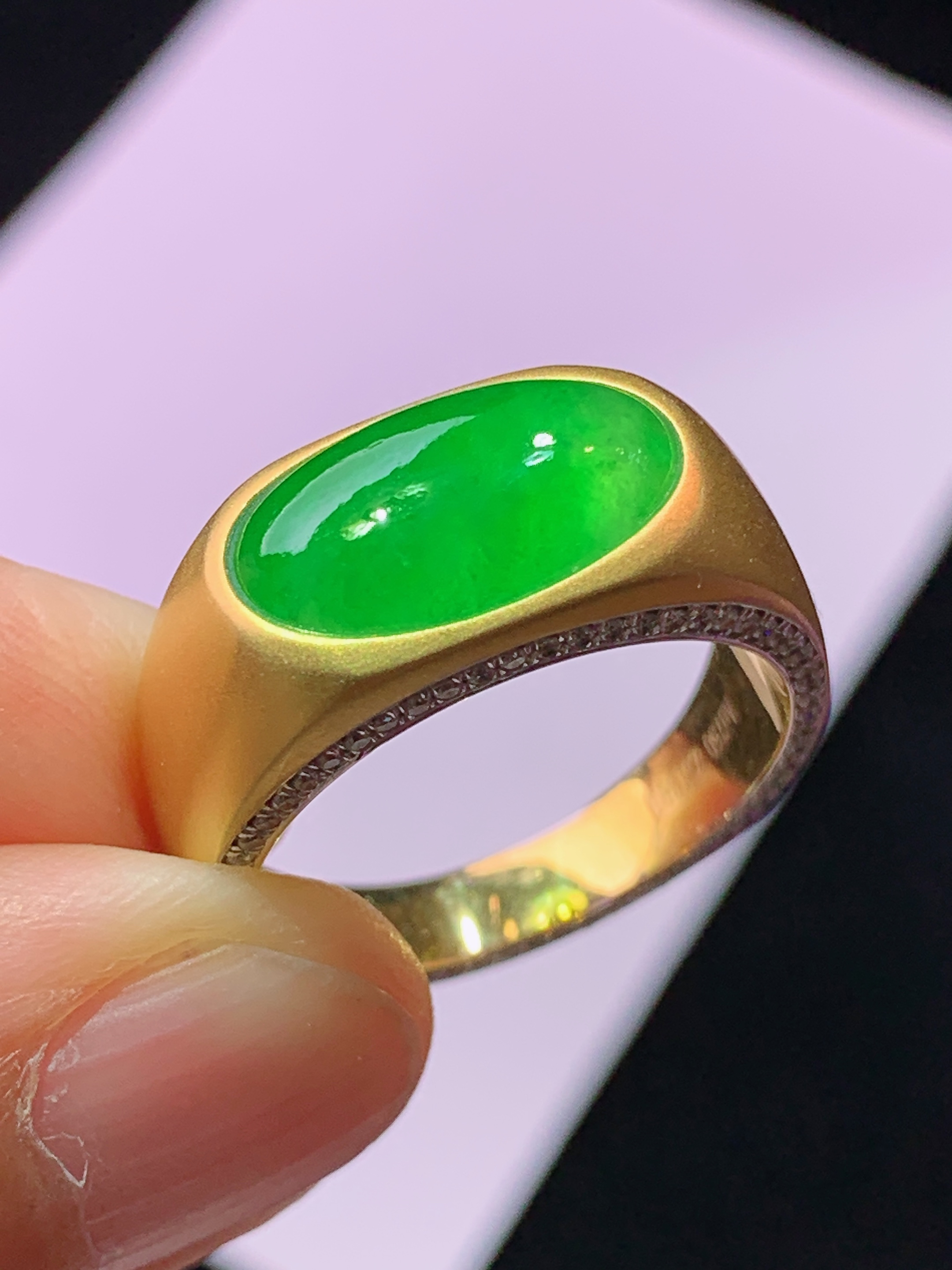 18k金钻镶嵌翠绿蛋面戒指 玉质细腻 色泽艳丽清新 水润亮眼 圈口15 裸石尺寸12.5*7.3*2.8m5