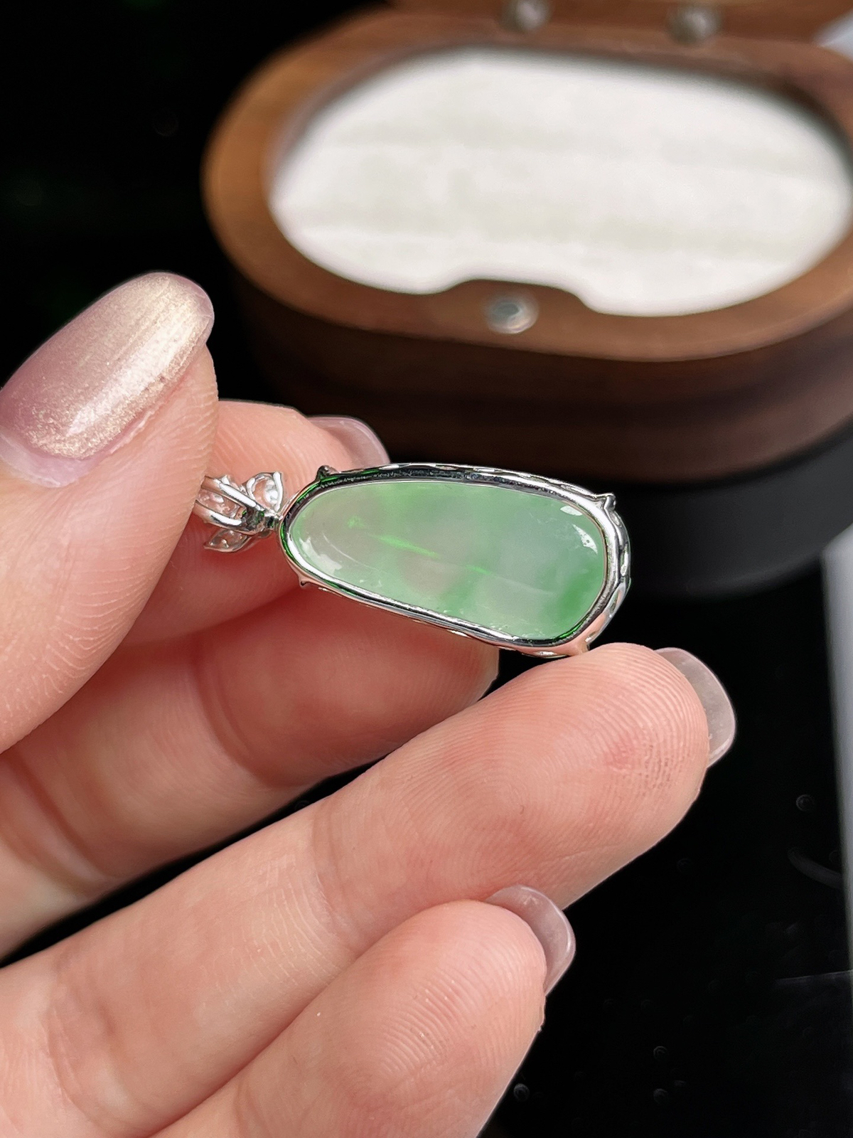 冰晴飘绿福豆吊坠
裸石尺寸21.3-10.4-5.8mm