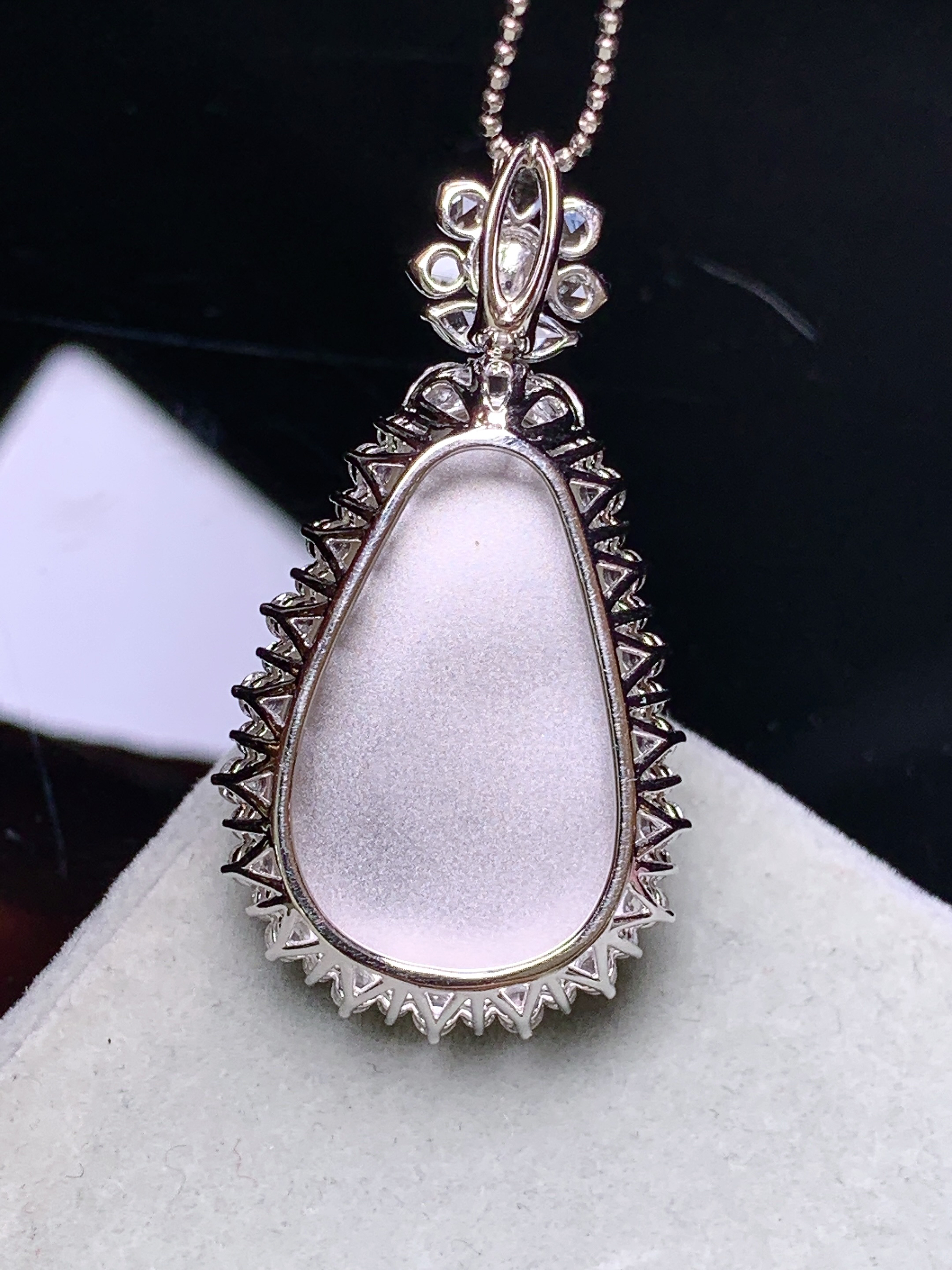 18k金钻镶嵌吊坠 玉质细腻 色泽艳丽清新 水润亮眼 整体尺寸38.8*20.2*8.5m5