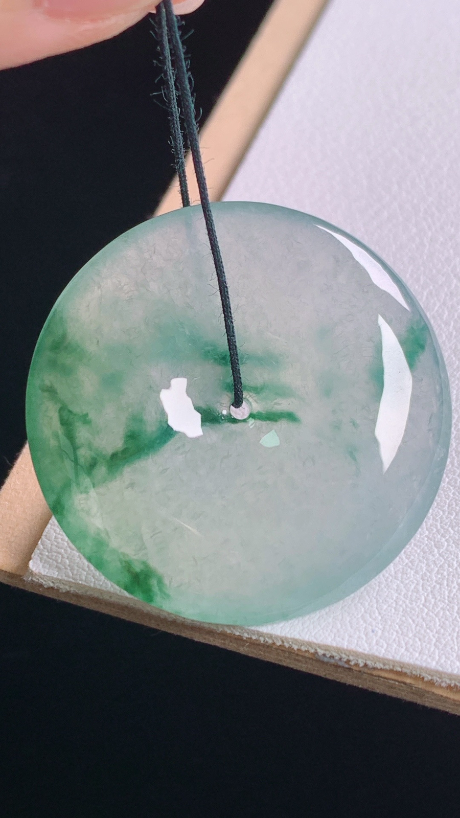 冰飘花平安扣
花色灵动，胶感十足
尺寸:32.3-5.8mm