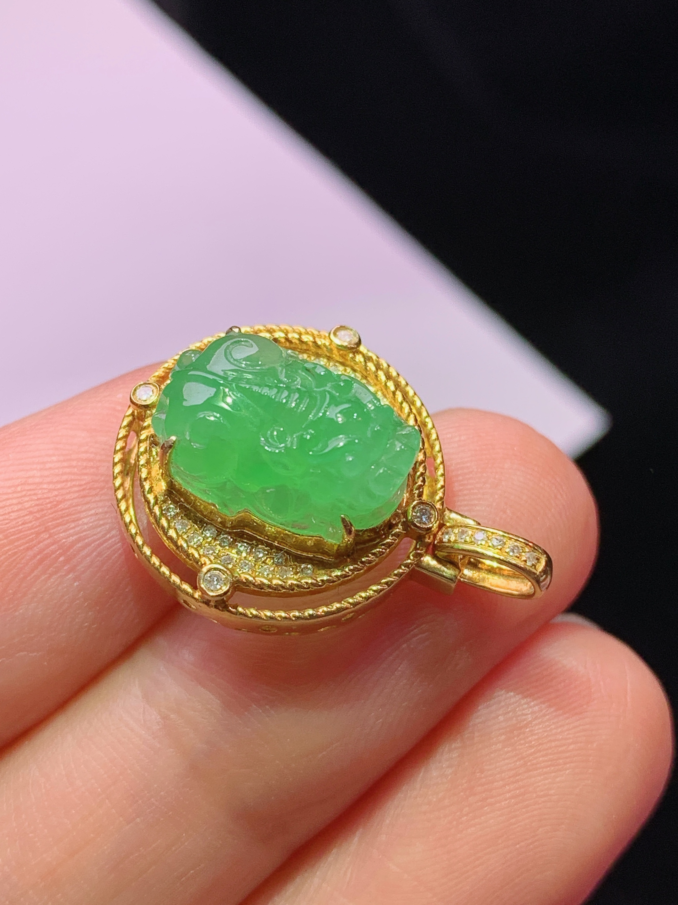 18k金钻镶嵌翠绿貔貅吊坠 玉质细腻 色泽艳丽清新 水润亮眼 整体尺寸22.2*16*9.6y4