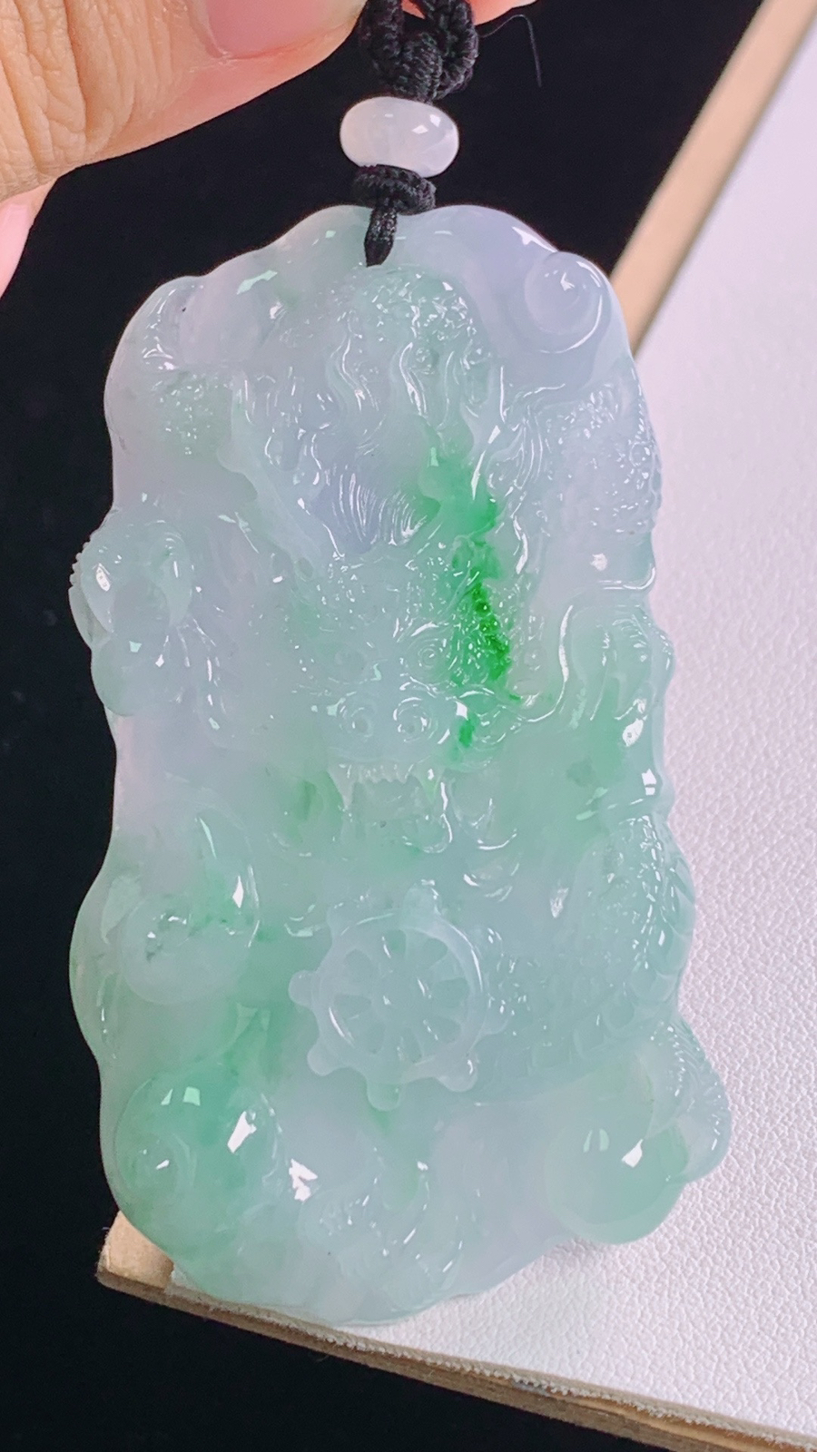 冰飘绿龙牌
翠色灵动，雕工精湛，霸气
尺寸:79.5-72.8-41.8-10.7mm