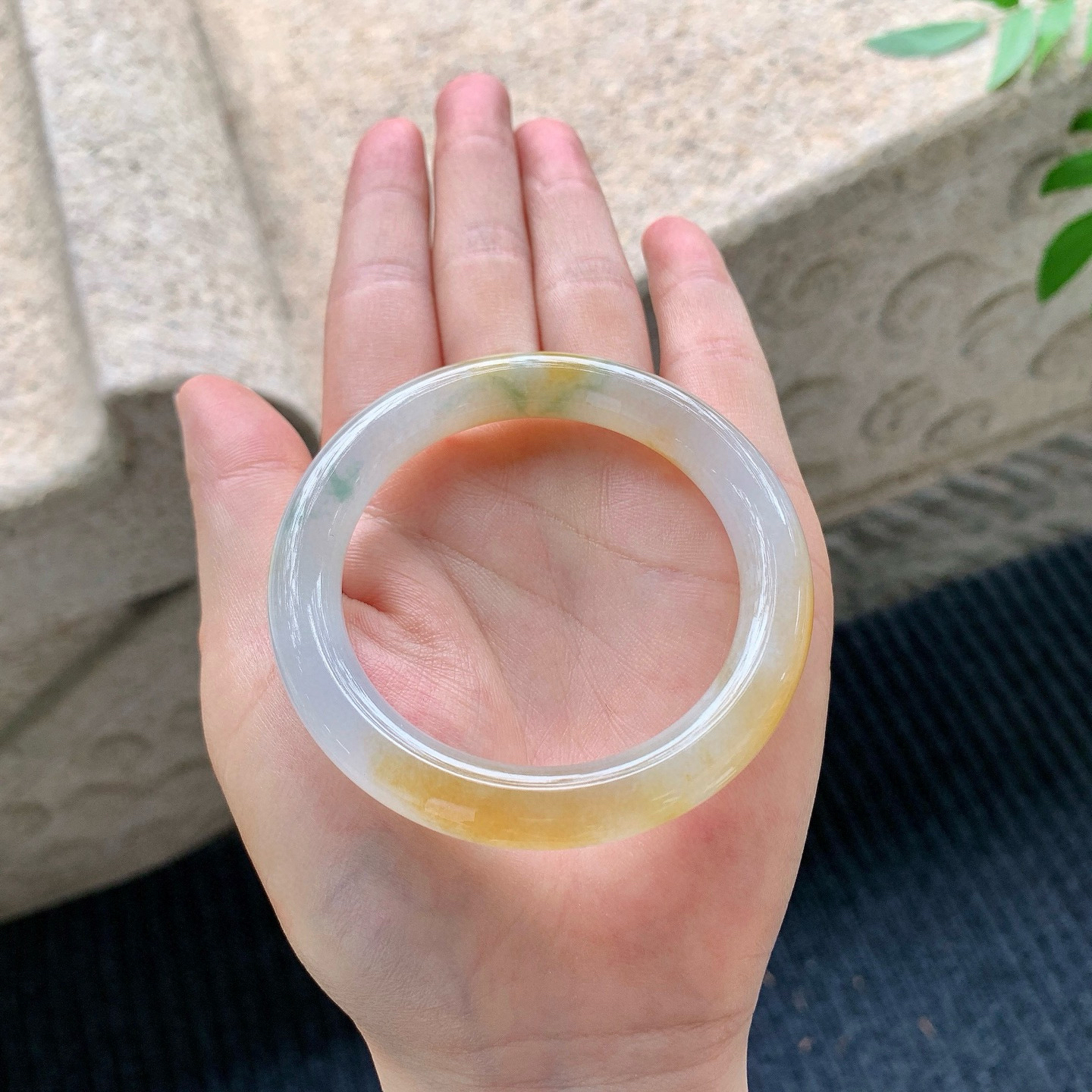 圆条49 50
【圈口】50.5/9/9
【描述】冰糯黄翡，水润，种老，细腻，无纹裂！