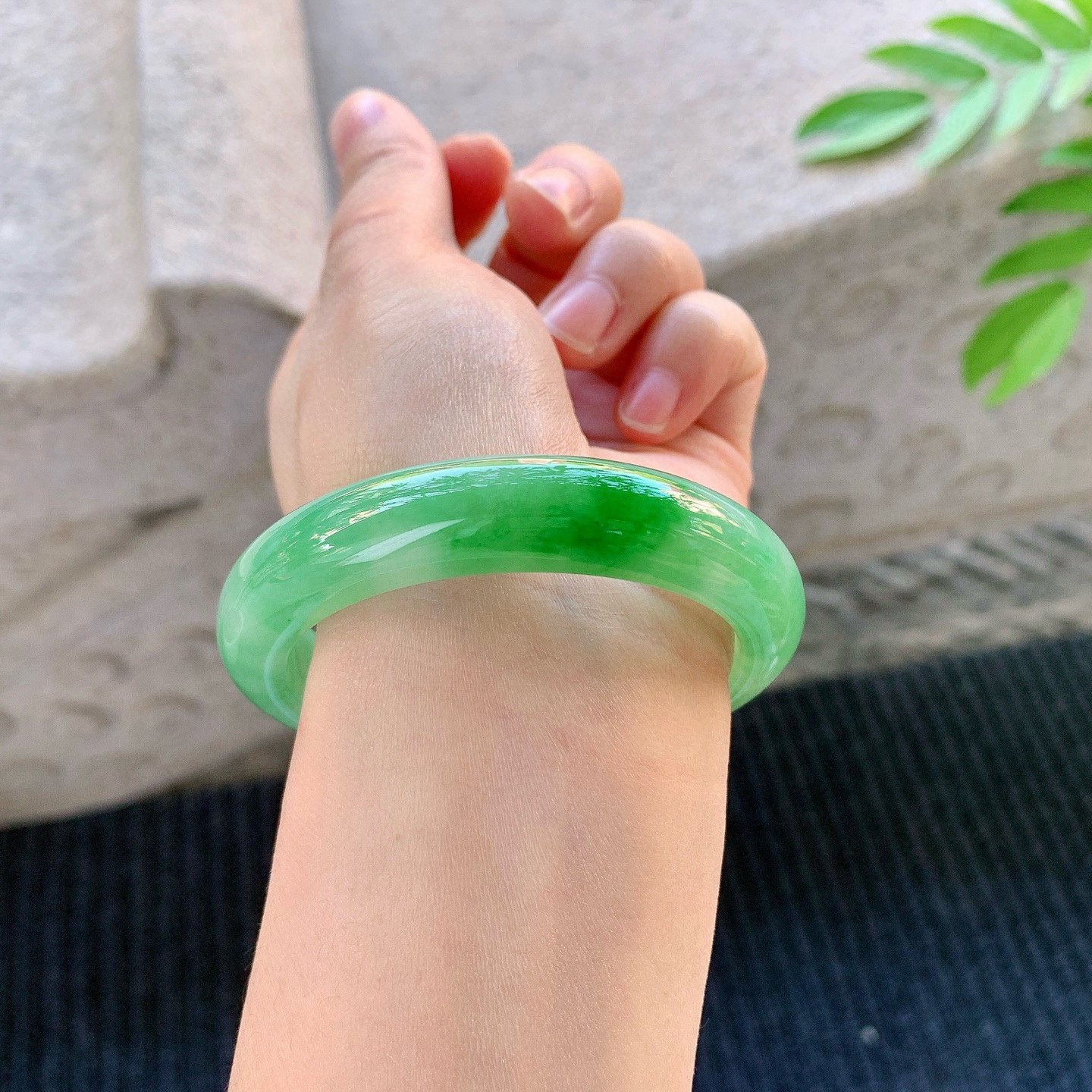 正圈53 54
【圈口】54.7/12.2/8.4
【描述】飘辣绿，水润，种老，细腻，无纹裂！