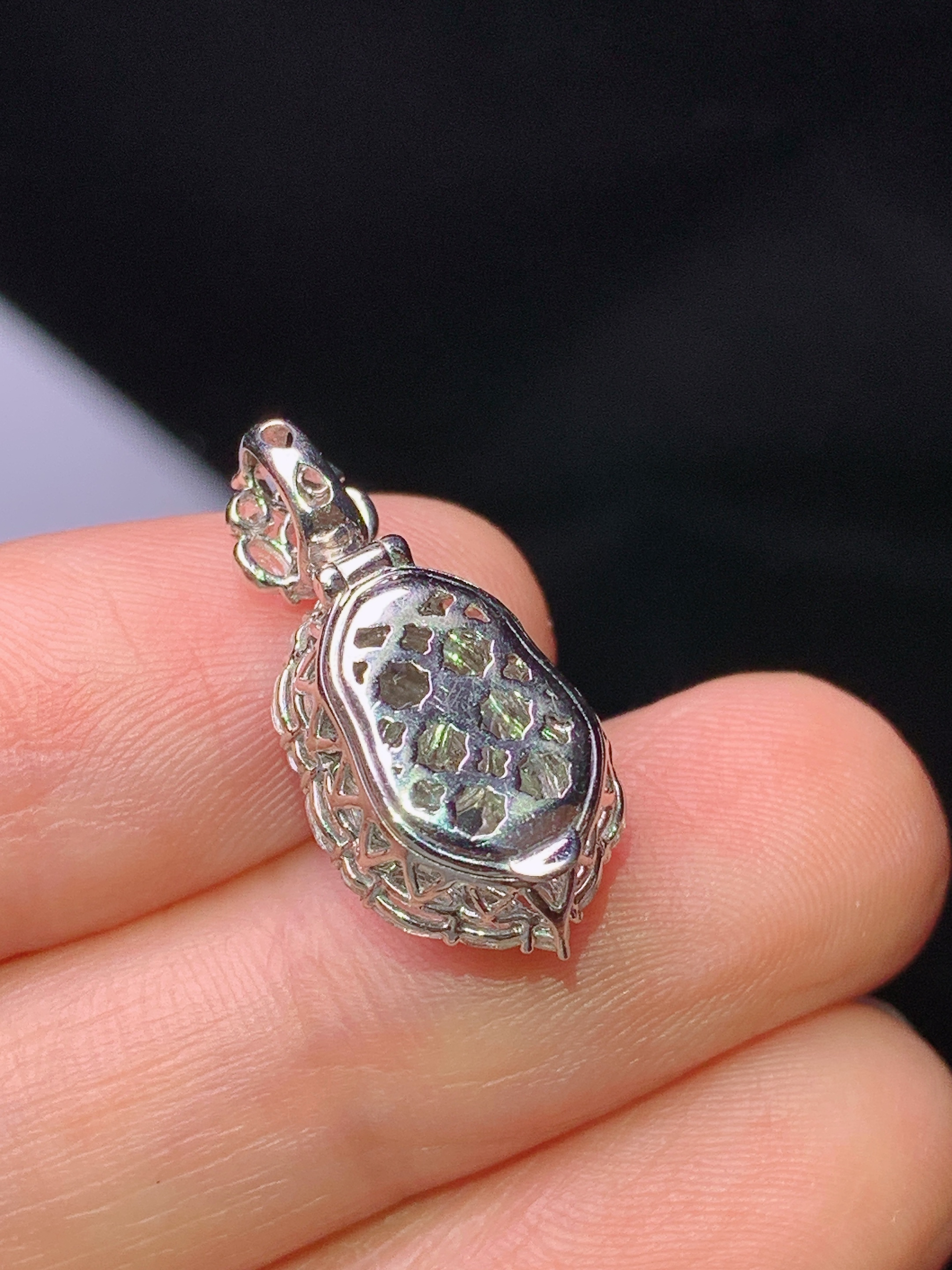 18k金钻镶嵌满绿葫芦吊坠 玉质细腻 色泽艳丽清新 水润亮眼 整体尺寸21.3*10.6*9.6y4