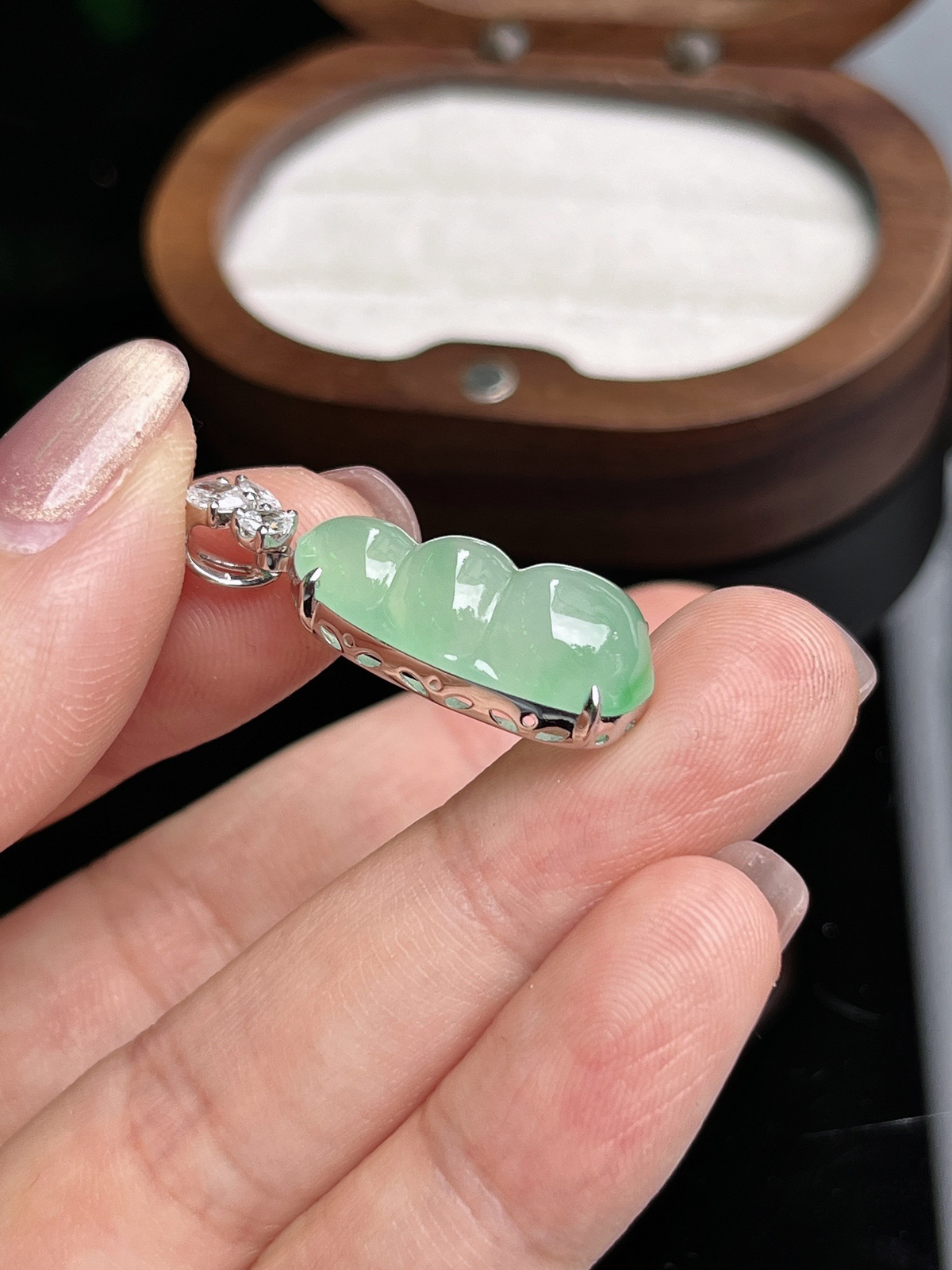 冰晴飘绿福豆吊坠
裸石尺寸21.3-10.4-5.8mm