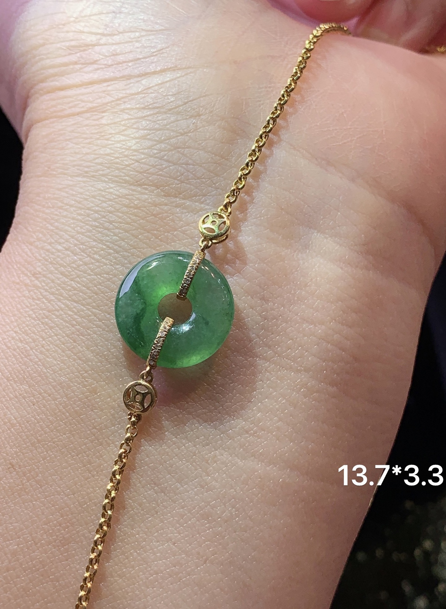 18k金镶嵌飘绿平安扣手链 玉质细腻 色泽清新艳丽 整体尺寸13.7*3.3m1