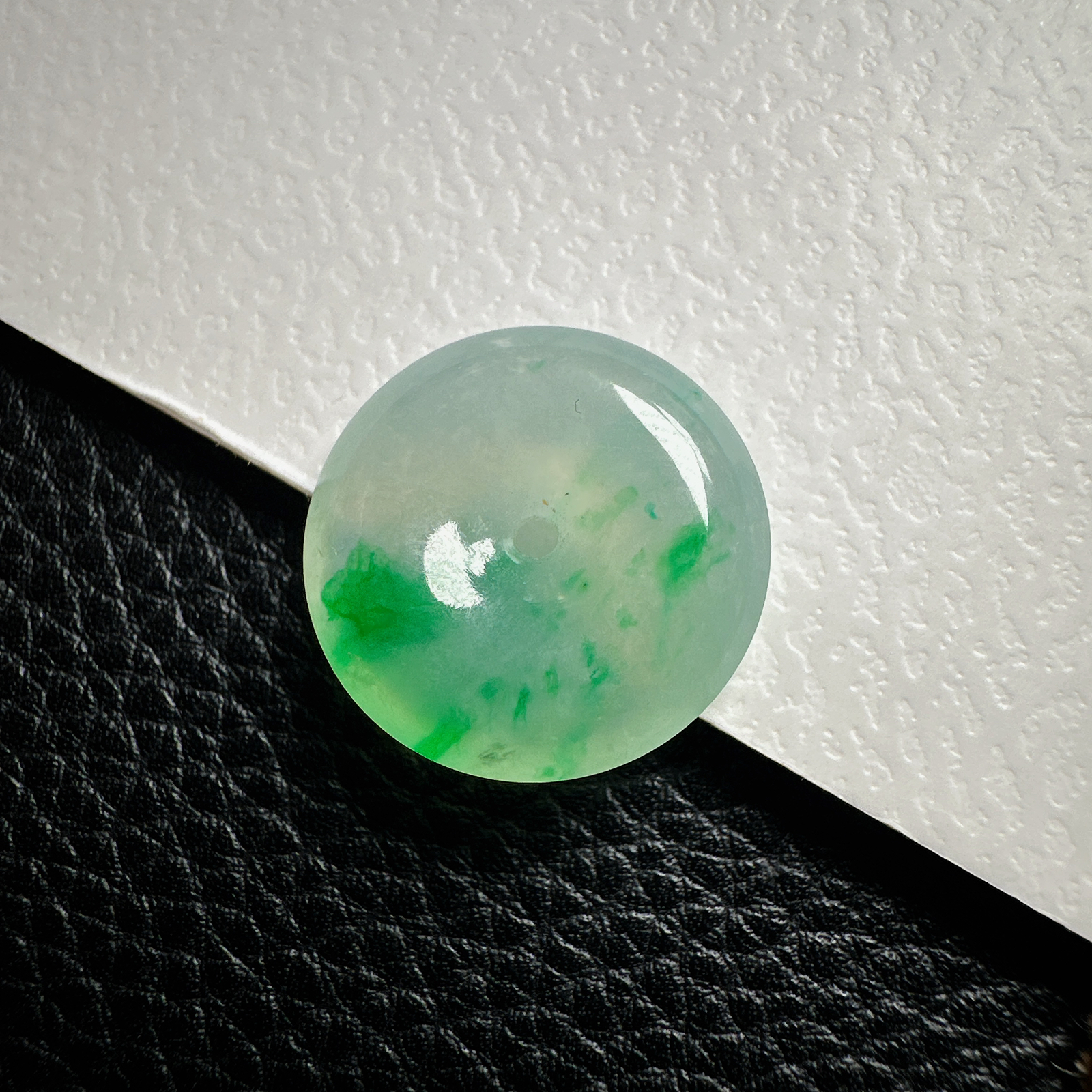 【冰种飘阳绿平安扣】质地细腻，品质很好，冰感十足，胶感明显，收藏品质