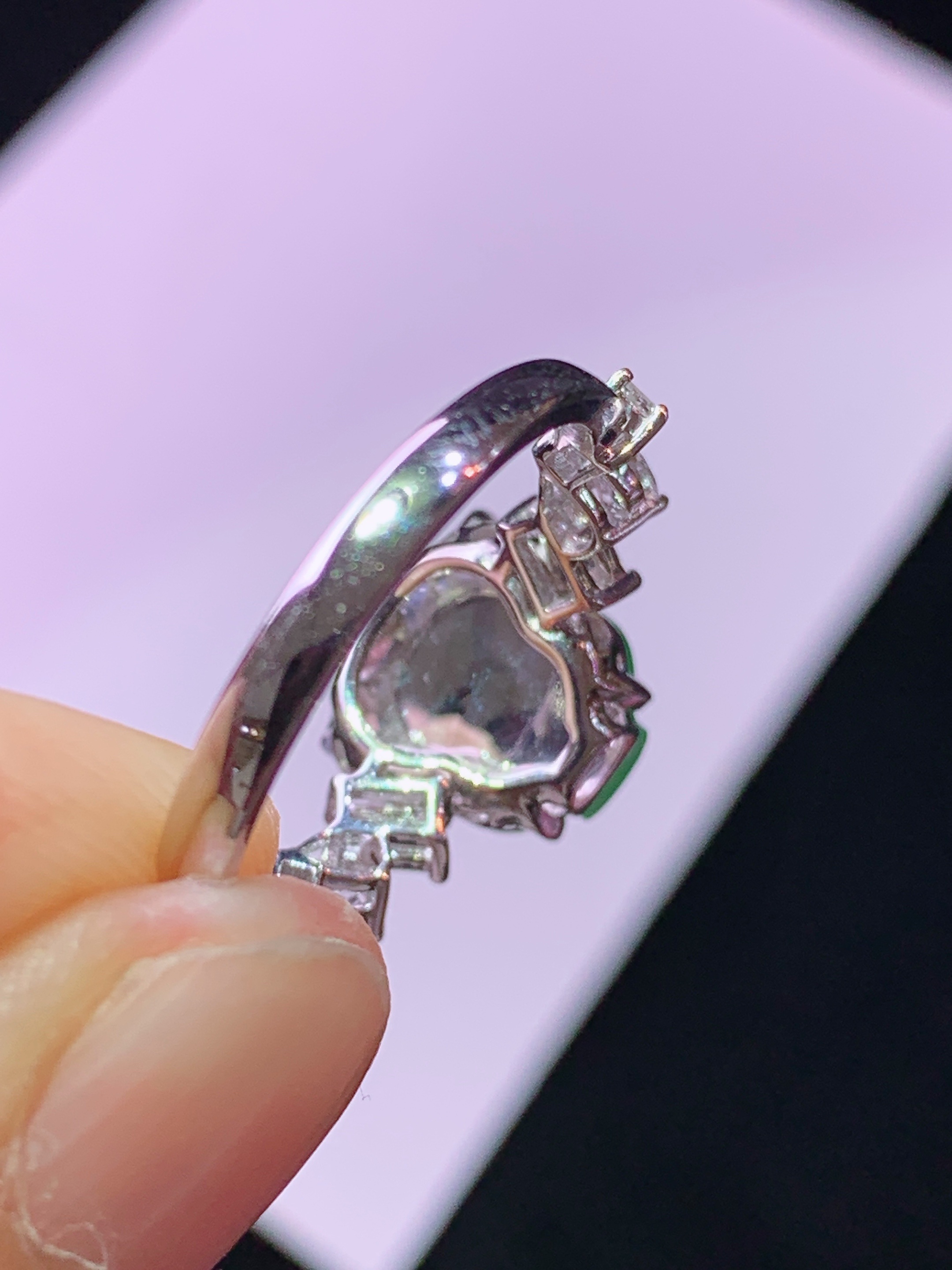 18k金钻镶嵌翠绿葫芦戒指 玉质细腻 色泽艳丽清新 水润亮眼 圈口14 裸石尺寸9.5*10*4m5