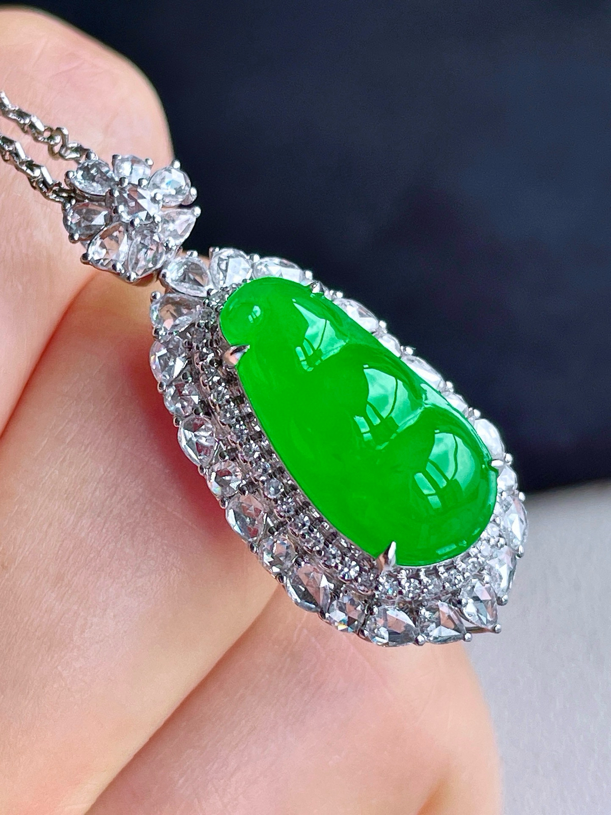 【镶嵌】高冰阳绿豆子阳绿福豆吊坠  
【说明】缅料 18k金镶嵌 性价比高  
【整体】32.5-14.3-11.8
【裸石】17-8.6-3.8