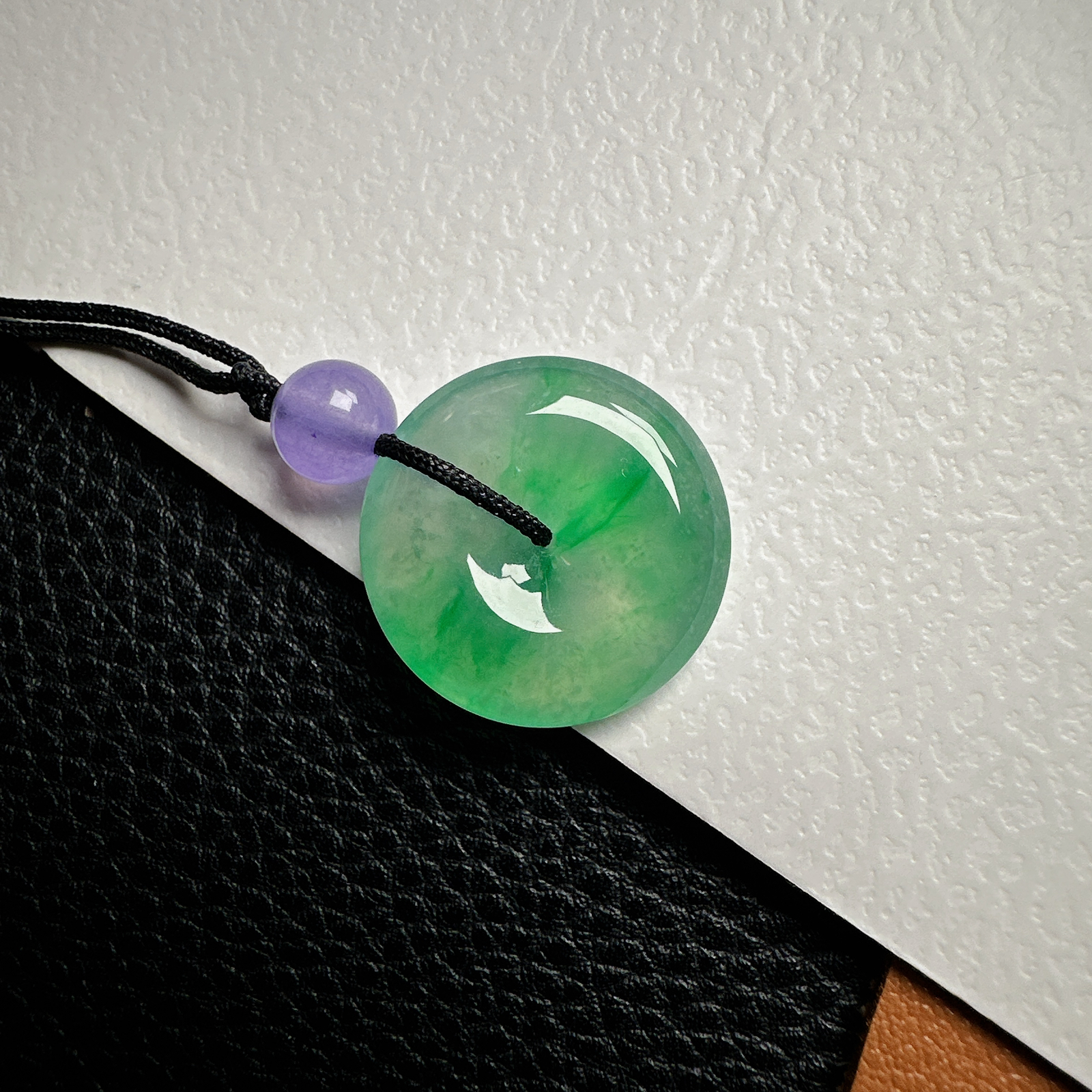 【冰种飘阳绿平安扣】质地细腻，品质很好，冰感十足，胶感明显，收藏品质