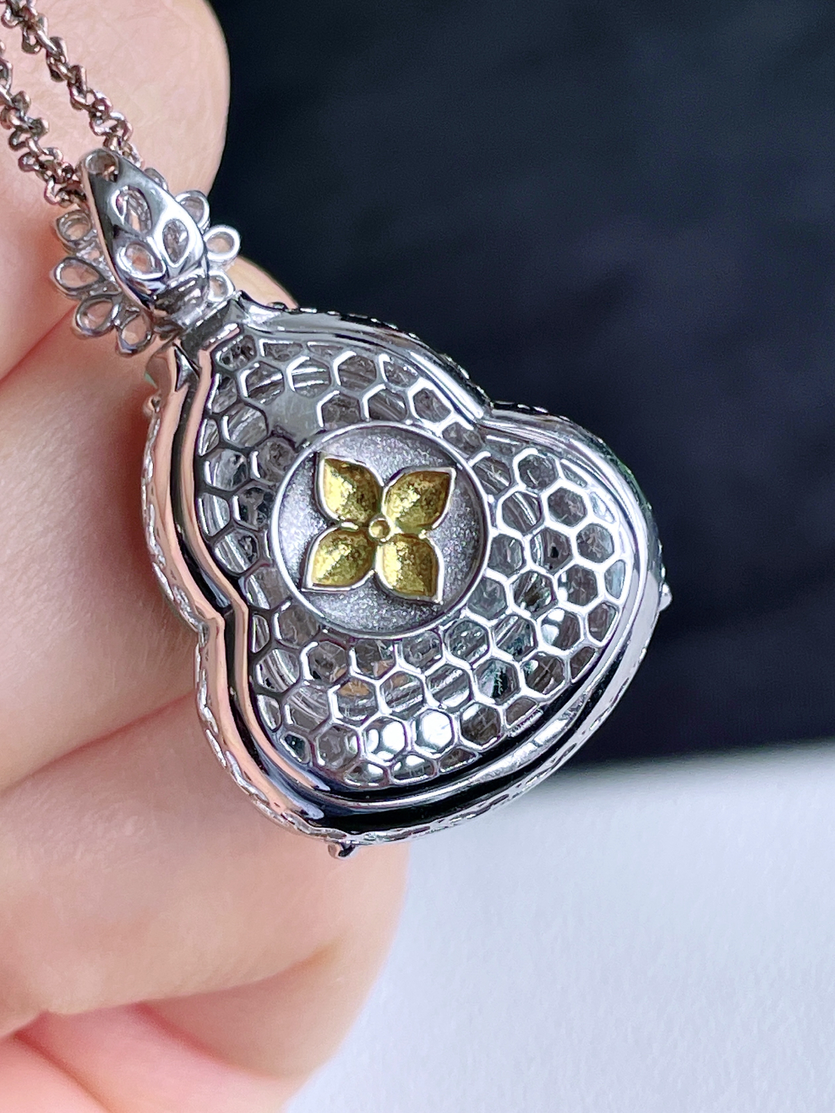 冰阳绿满绿大葫芦吊坠 
【整体】33.8-22.2-13.2