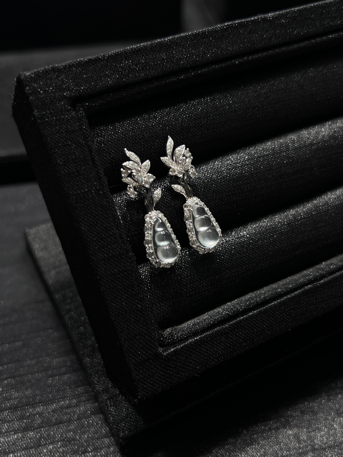 🤍白冰·福豆耳坠
18k金伴钻
冰透到起光，悬在耳畔的露珠