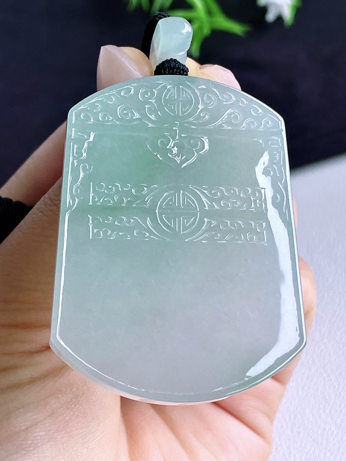 冰飘花仿古牌无事牌吊坠
【说明】缅料 完美 性价比高  
【尺寸】55.8-41.7-5.6