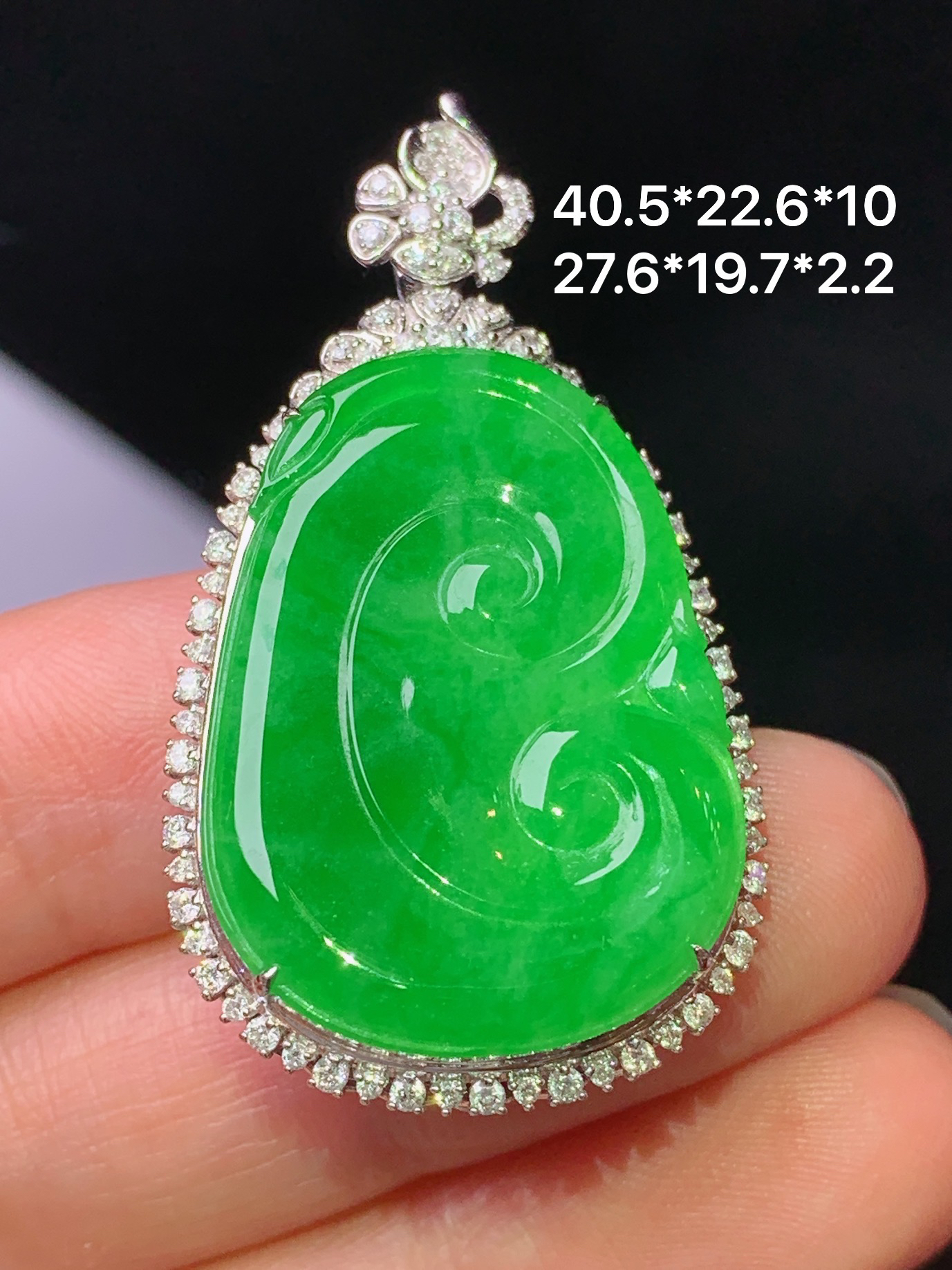 18k金钻镶嵌翠绿如意吊坠 玉质细腻 色泽艳丽清新 水润亮眼 整体尺寸40.5*22.6*10k1