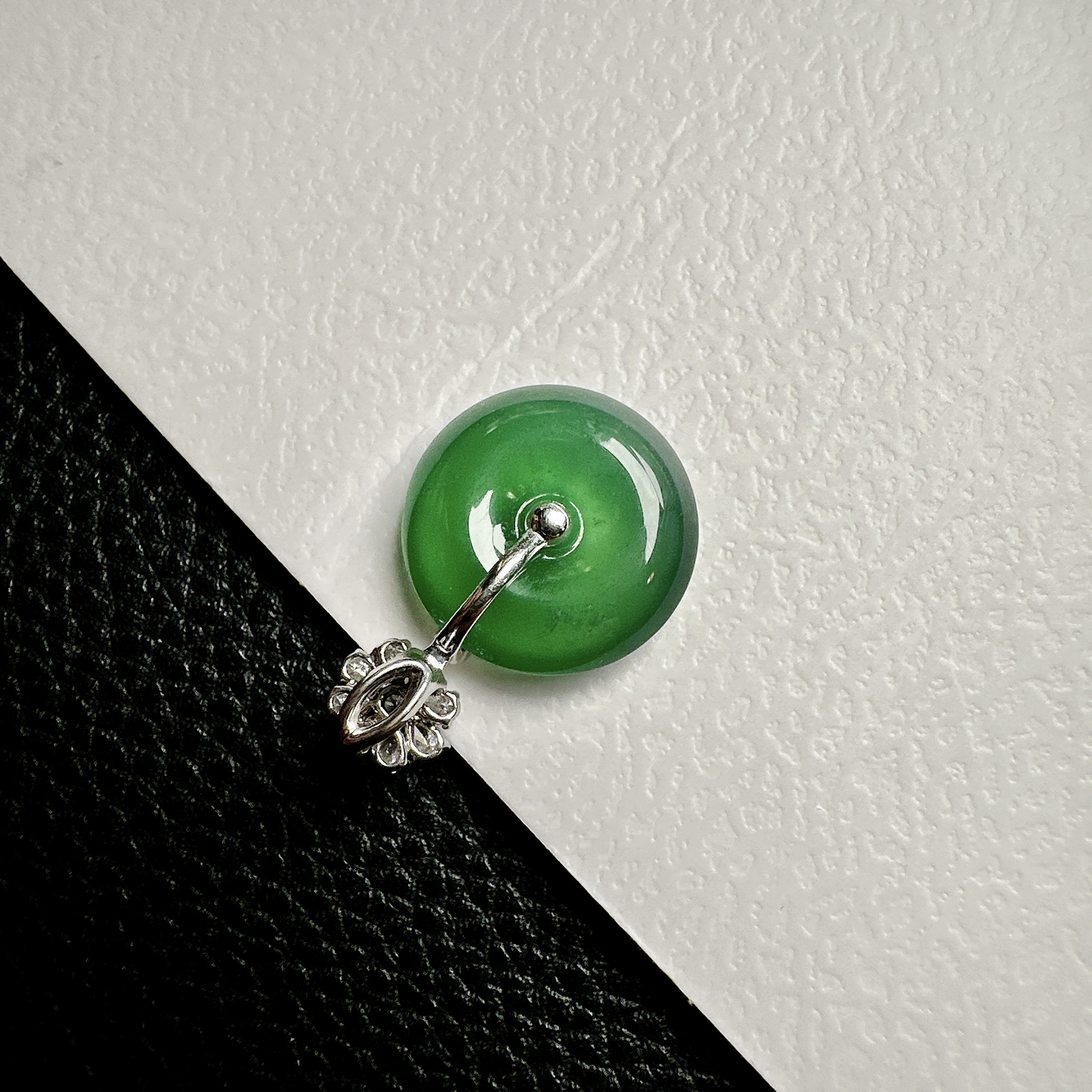 【冰种晴绿平安扣】质地细腻，品质很好，冰感十足，胶感明显，收藏品质，18k金钻镶嵌，裸石尺寸15.8*4.8毫米