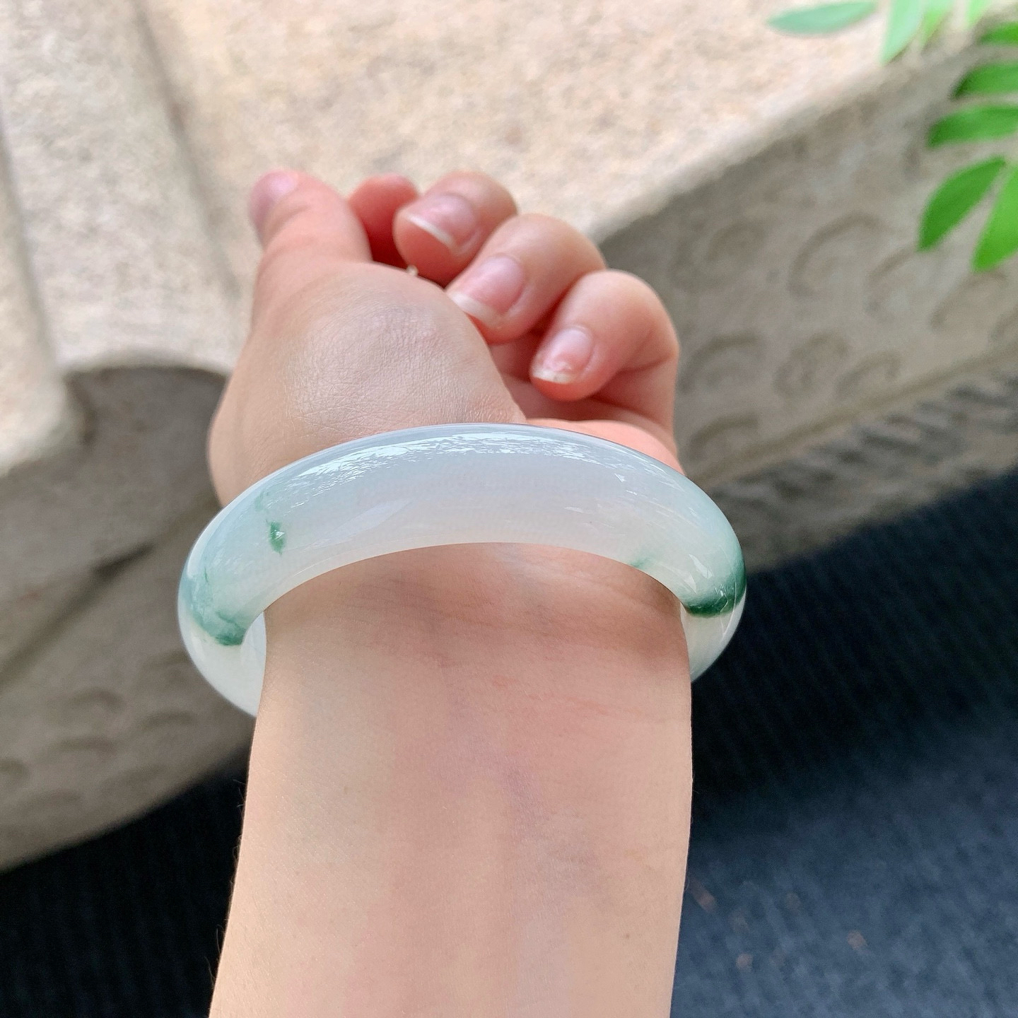 正圈53 54
【圈口】54/13.5/8.1
【描述】糯冰飘花，水润，种老，细腻，无纹裂！