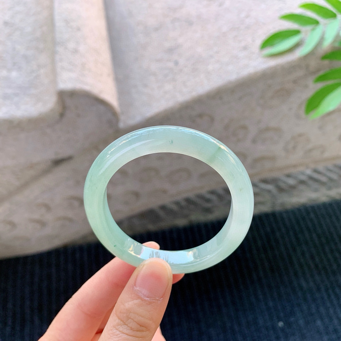 贵妃53 54
【圈口】54/48/9.2/7.4
【描述】糯冰晴绿，水润，种老，细腻，无纹裂！