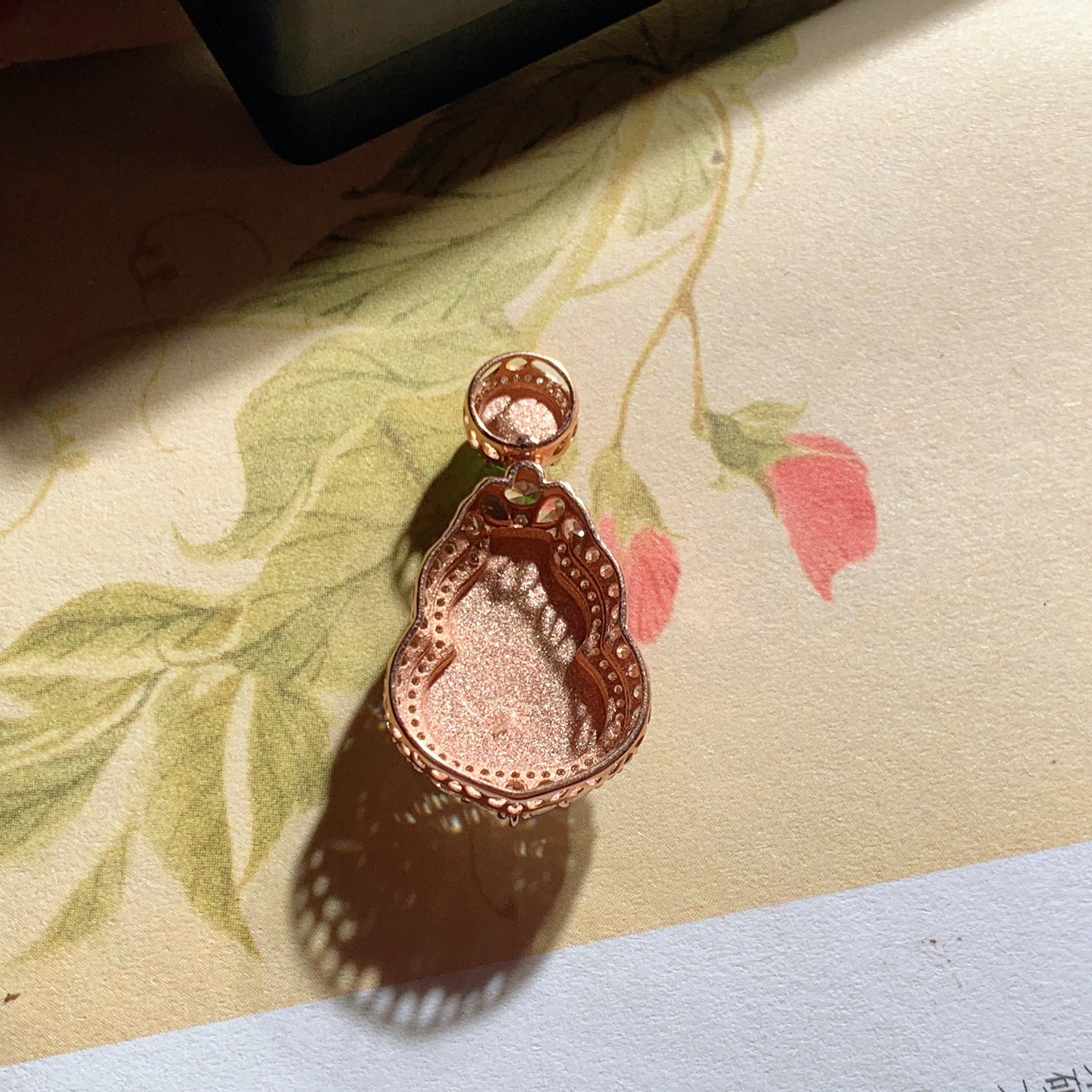 和田玉阳绿俄罗斯碧玉18k金猫眼葫芦挂件！尺寸31/16/8重3.5克 玉质细腻油润 底色纯净 脂粉好，品质好。lt260402