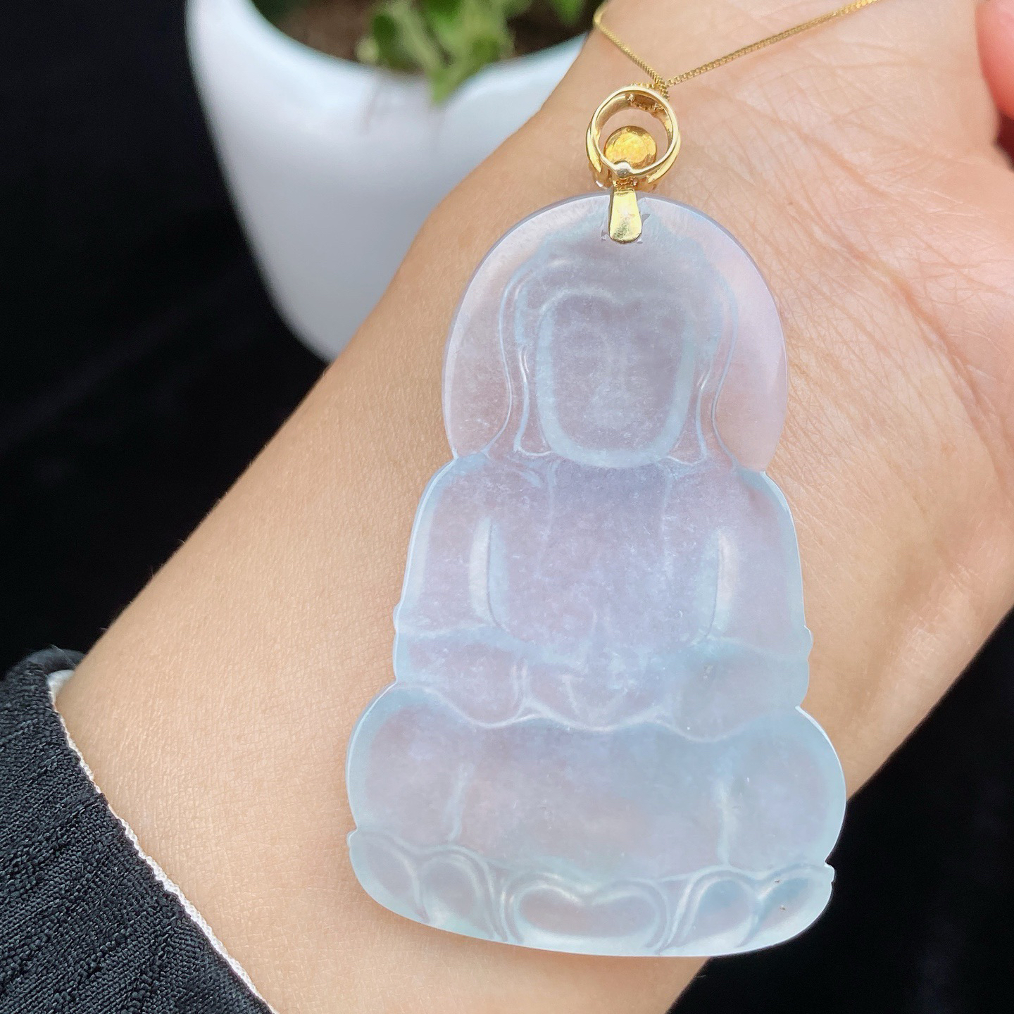 冰种观音吊坠 
冰透种好 雕工精细
料子纯净 精致简约
18k金镶嵌 高性价比‼️
尺寸如图一  实物更美～