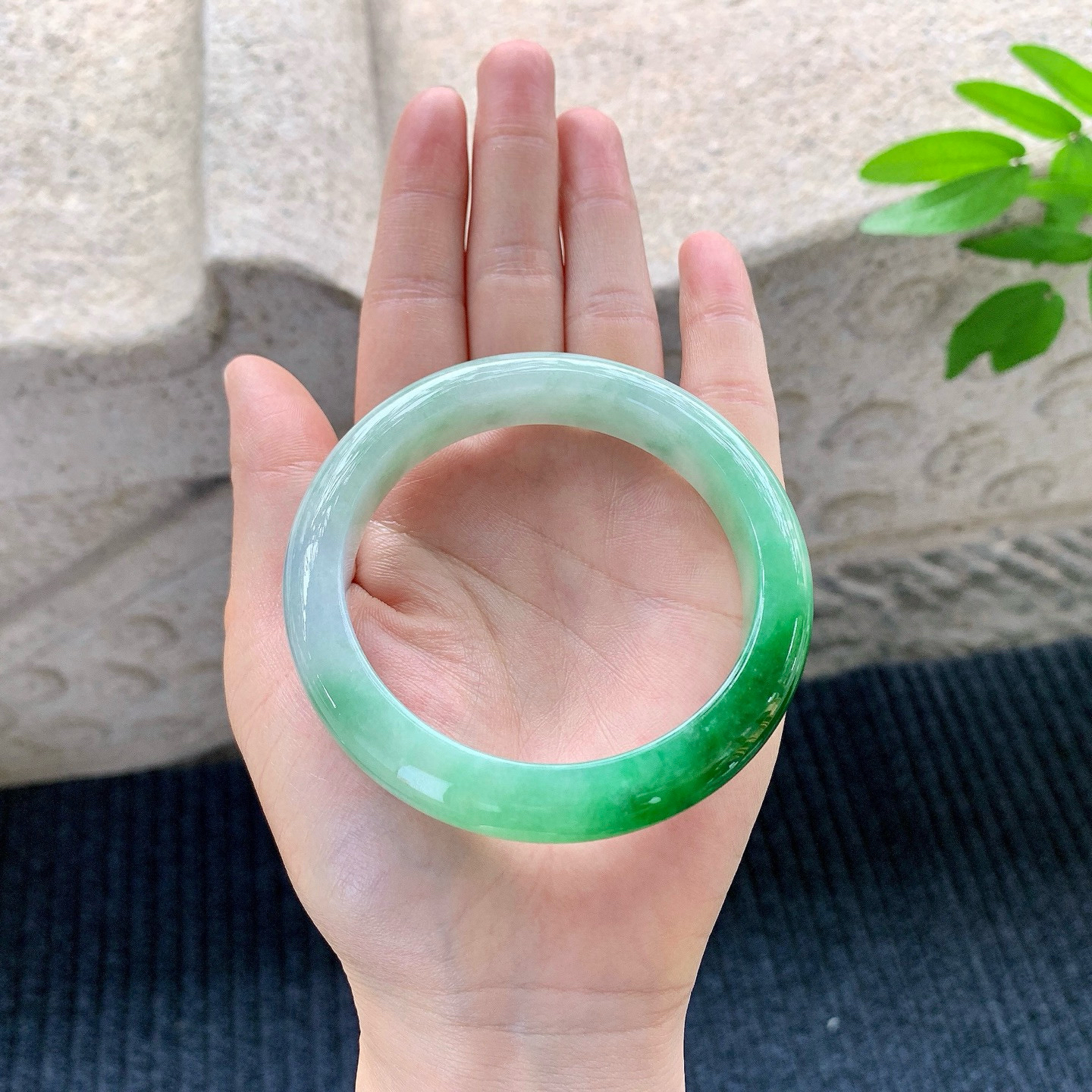 正圈58 59
【圈口】58.2/12/8.7
【描述】糯冰飘阳绿，水润，种老，细腻，无裂纹！