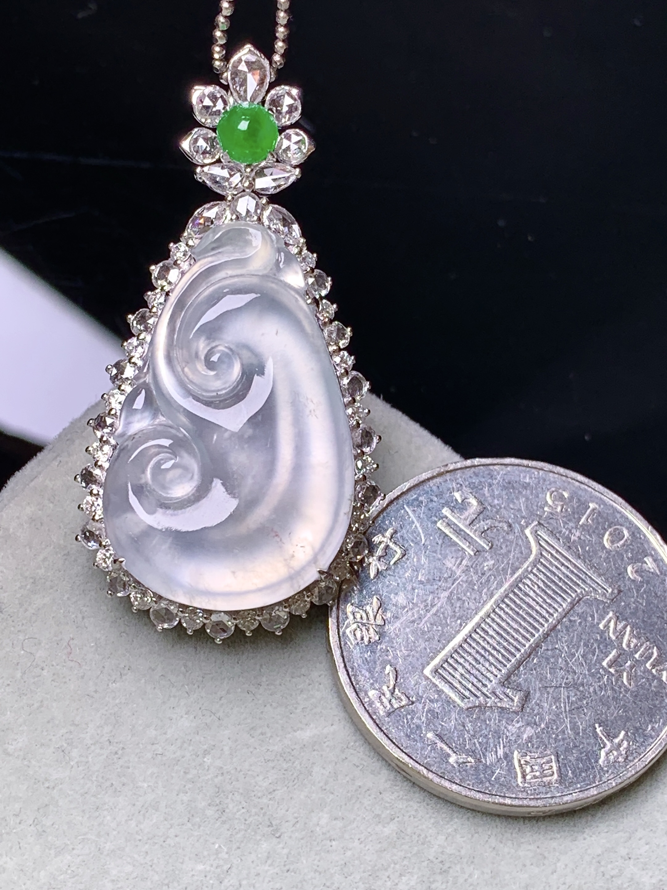 18k金钻镶嵌吊坠 玉质细腻 色泽艳丽清新 水润亮眼 整体尺寸38.8*20.2*8.5m5